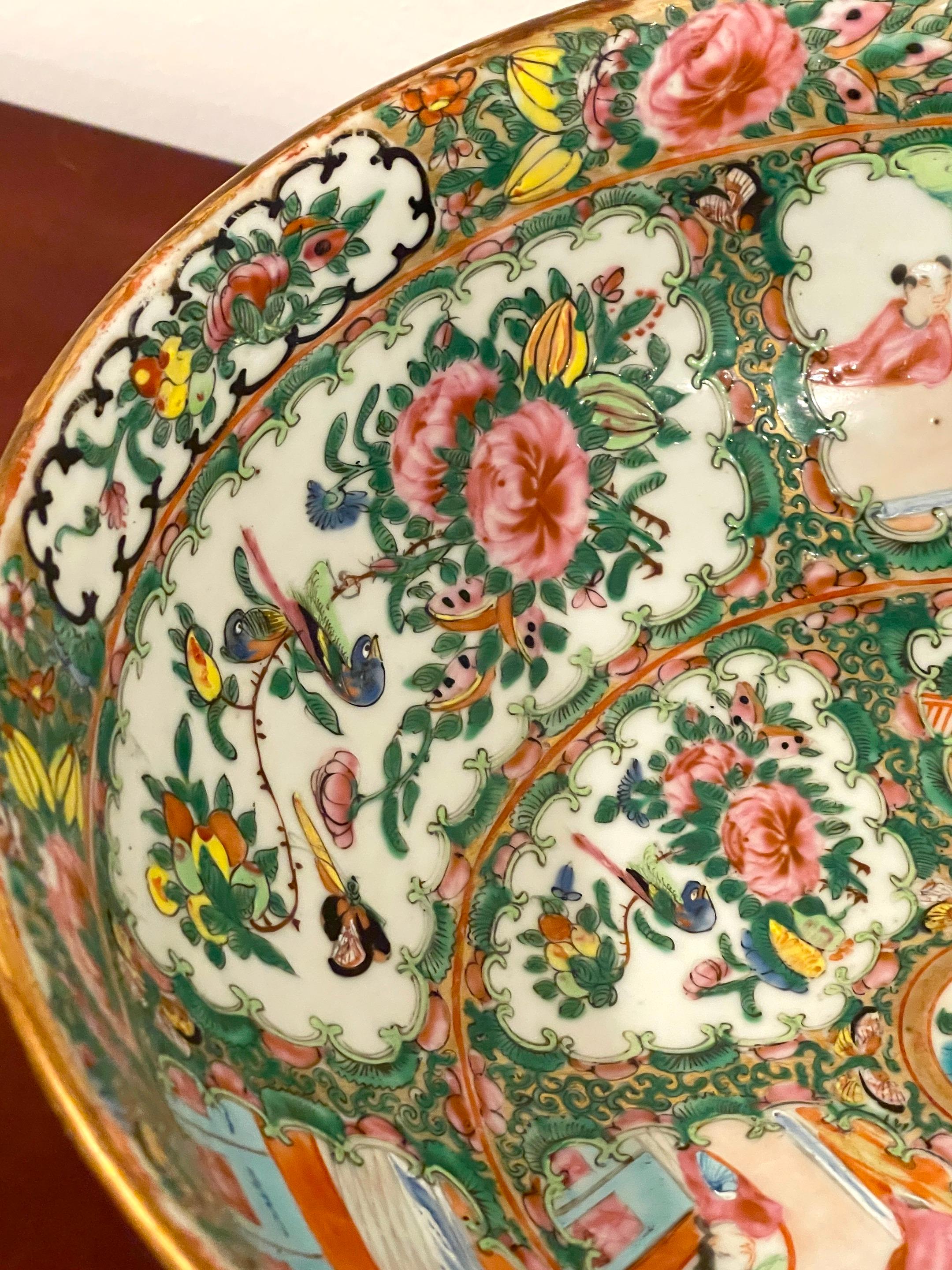 XIXe siècle Coupe à médaillon en rosace d'exportation chinoise du 19e siècle et support en bois dur en vente