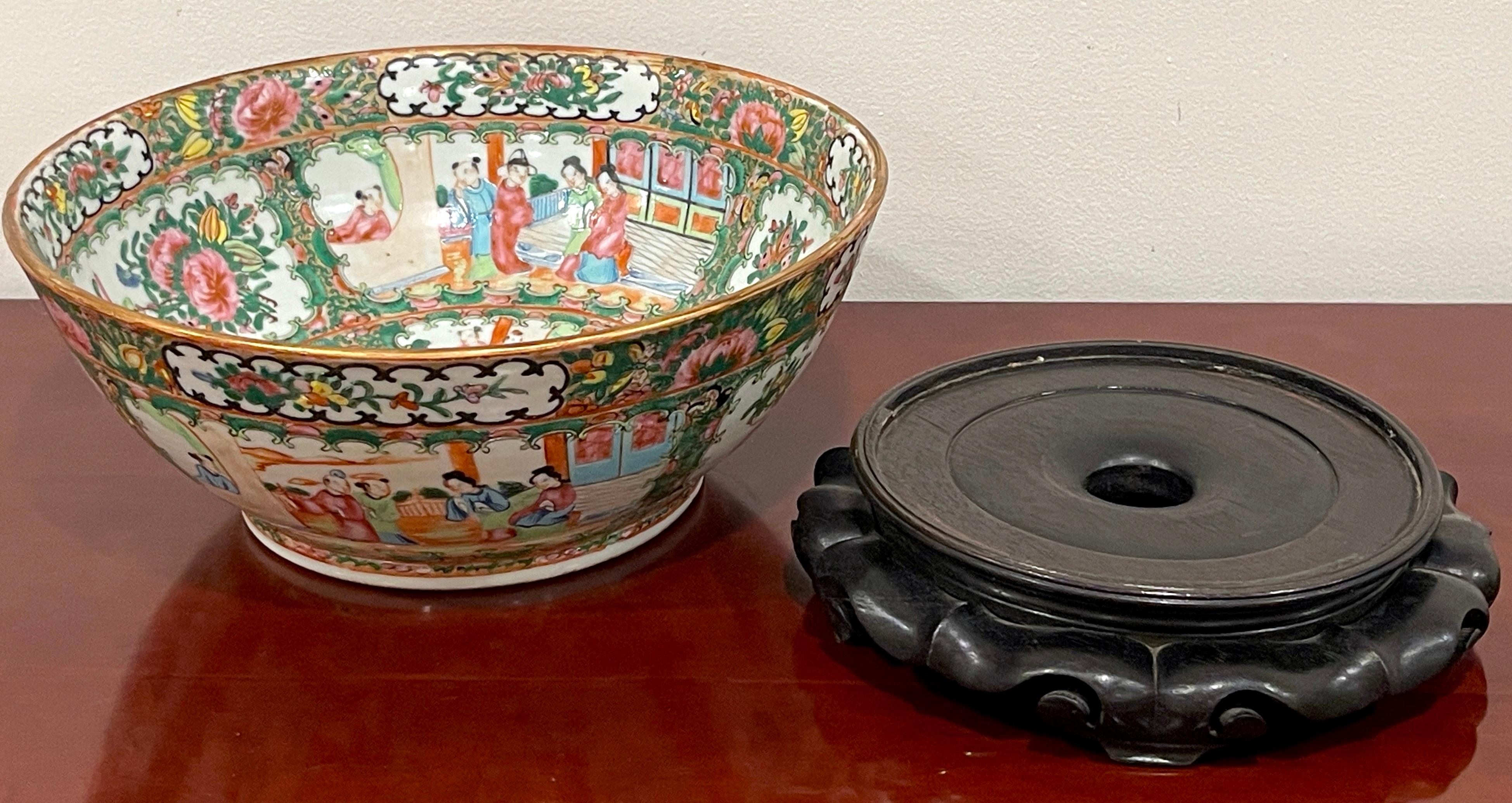 Porcelaine Coupe à médaillon en rosace d'exportation chinoise du 19e siècle et support en bois dur en vente