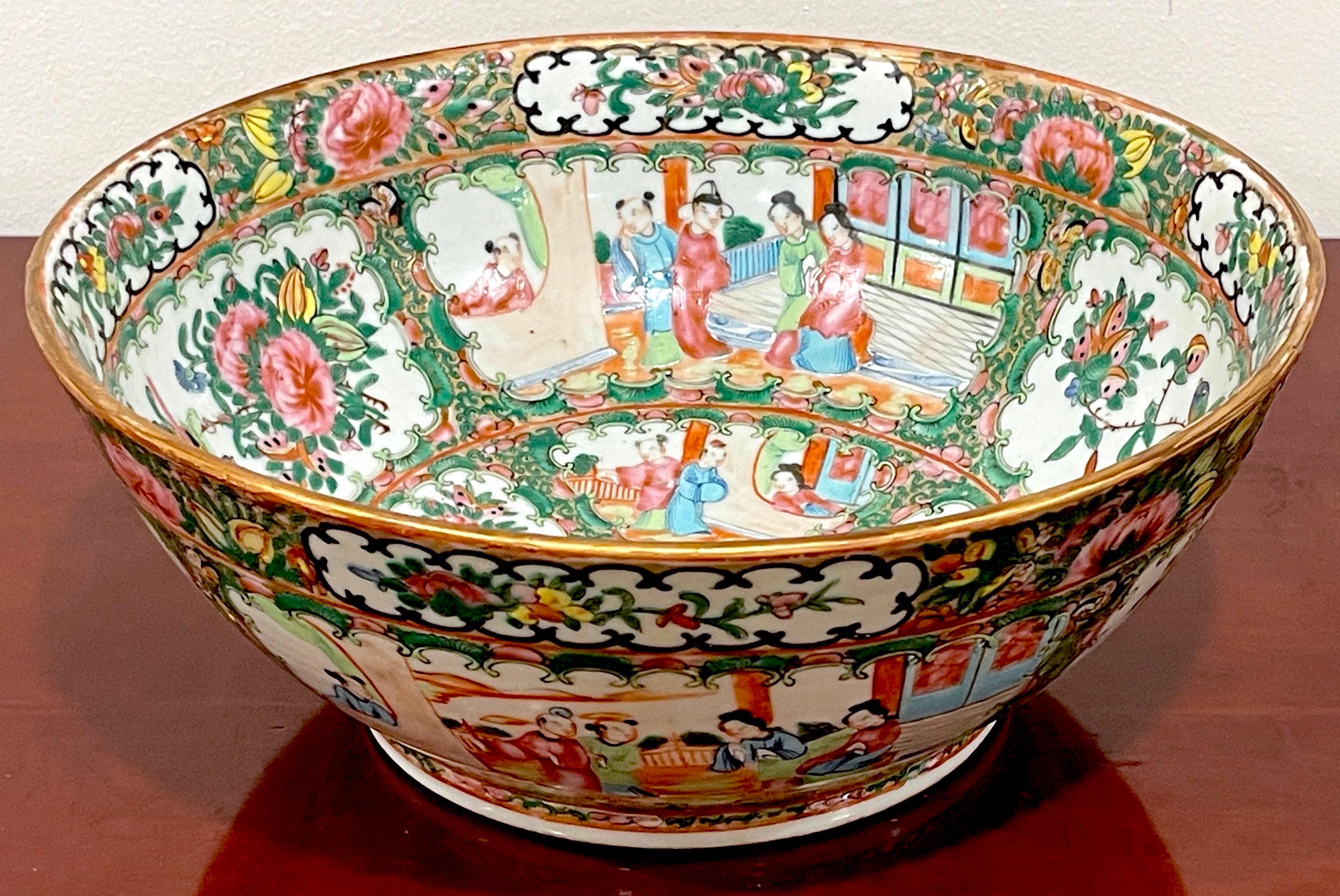 Coupe à médaillon en rosace d'exportation chinoise du 19e siècle et support en bois dur en vente 1