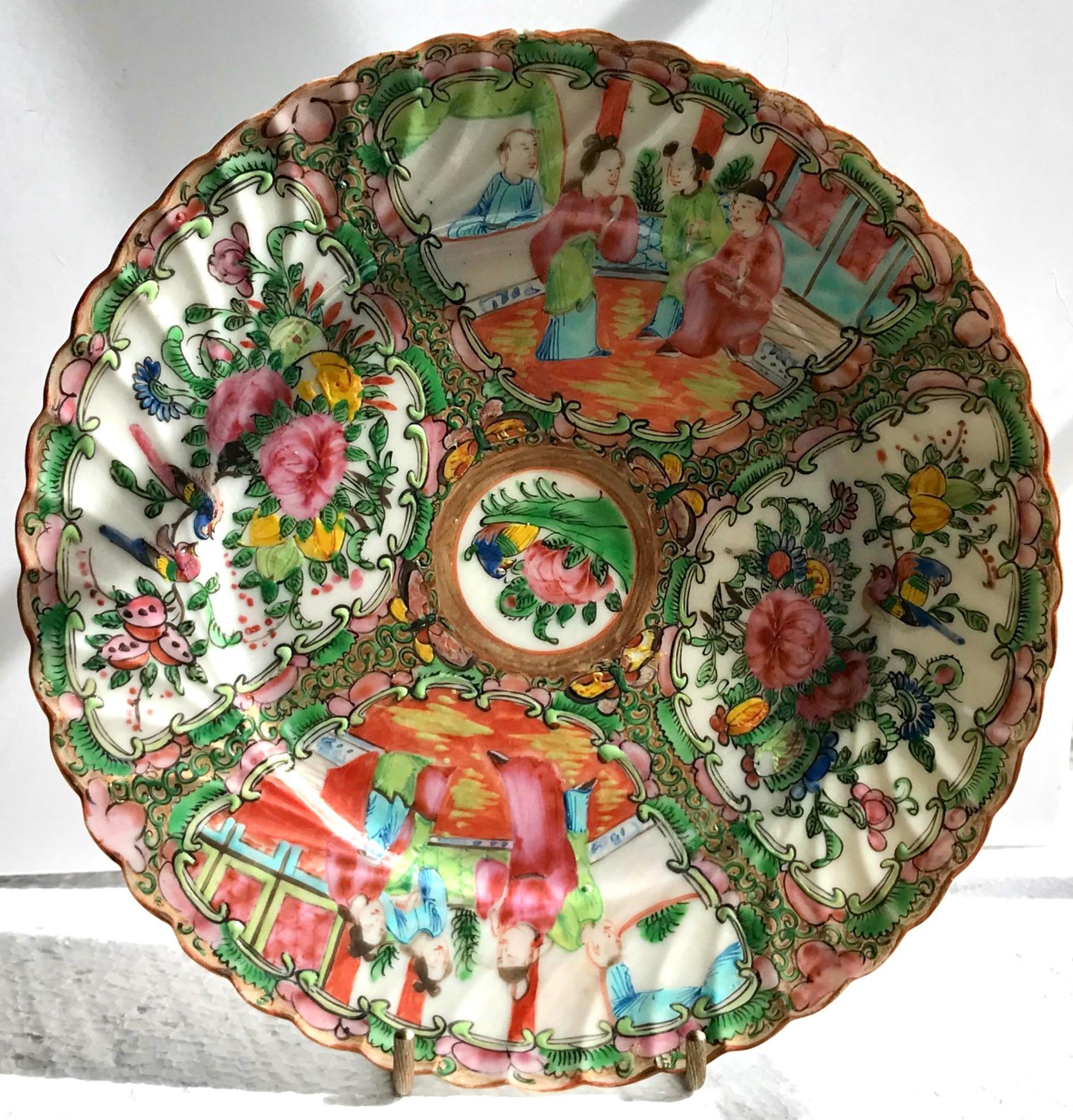 19th Century Chinese Export Rose Medallion Dinner Plates, Set of 3 In Good Condition In Vero Beach, FL