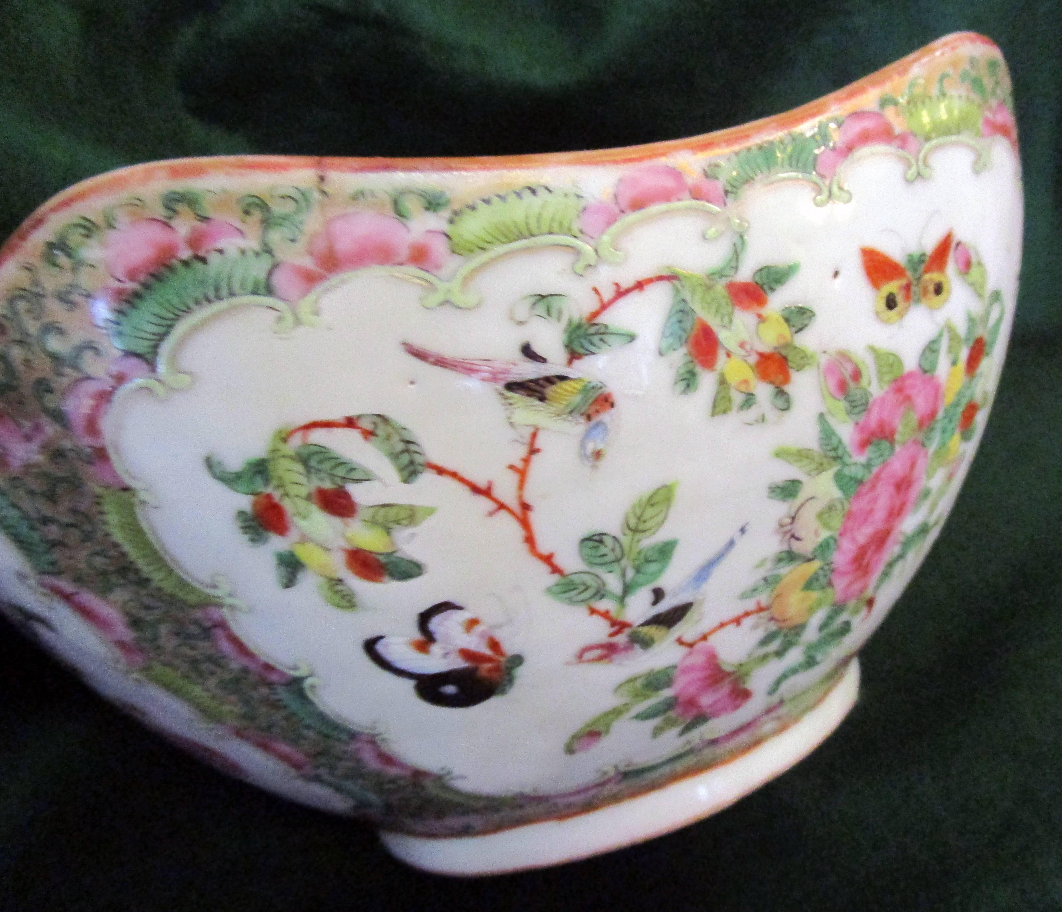 19th century Chinese Export Rose Medallion Scalloped Serving Bowl For Sale 3