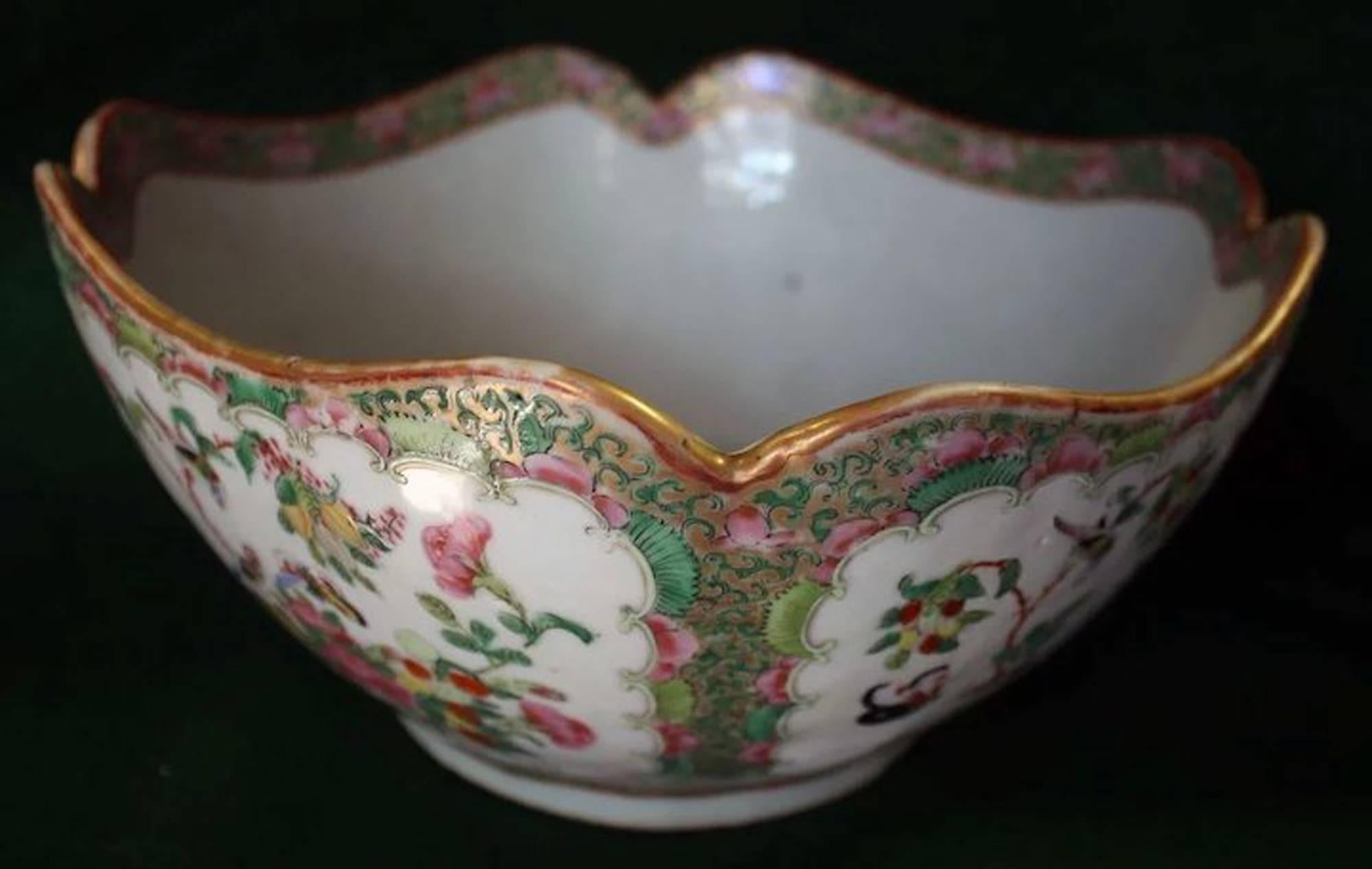 19th century Chinese Export Rose Medallion Scalloped Serving Bowl For Sale 4