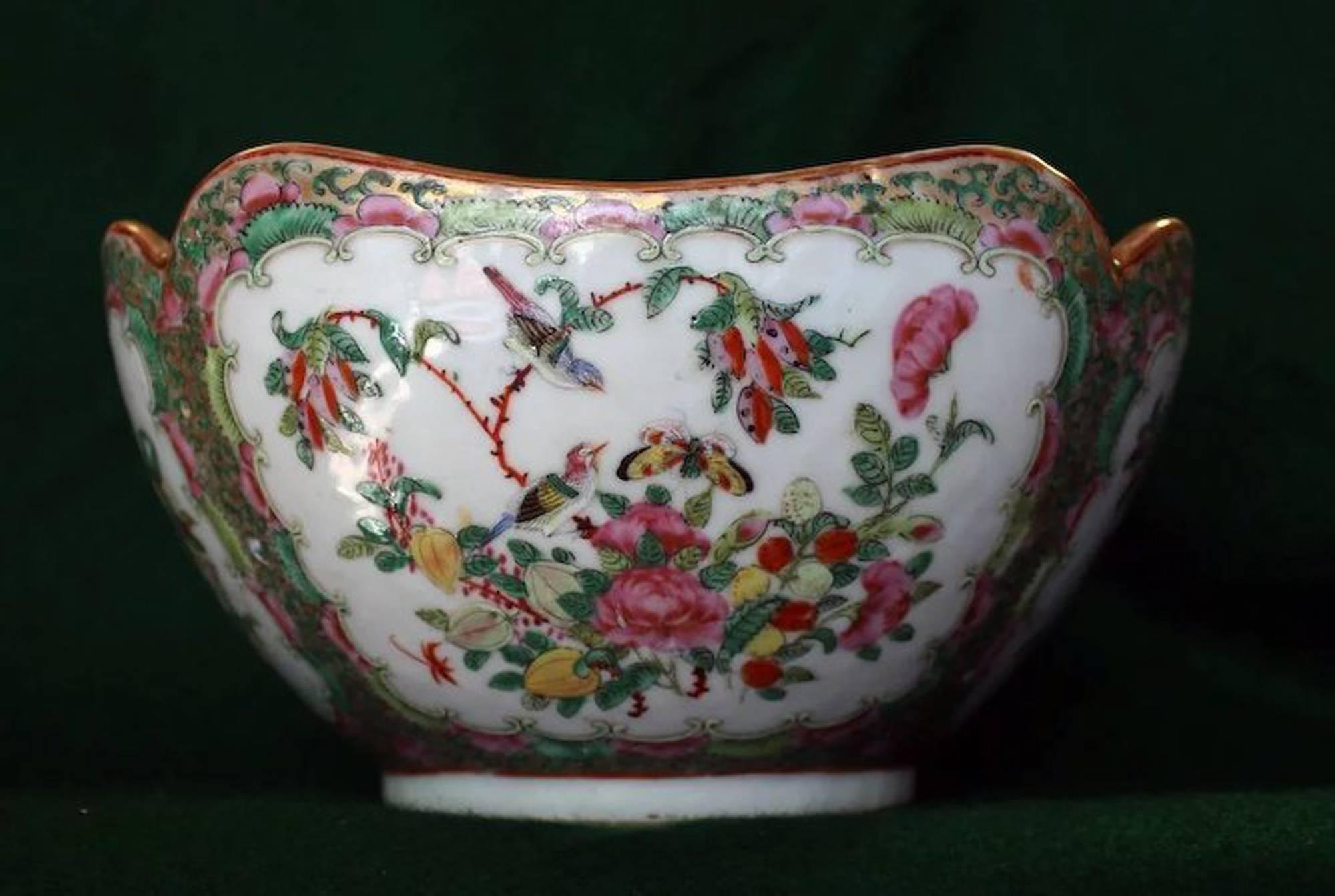 19th century Chinese Export Rose Medallion Scalloped Serving Bowl For Sale 5