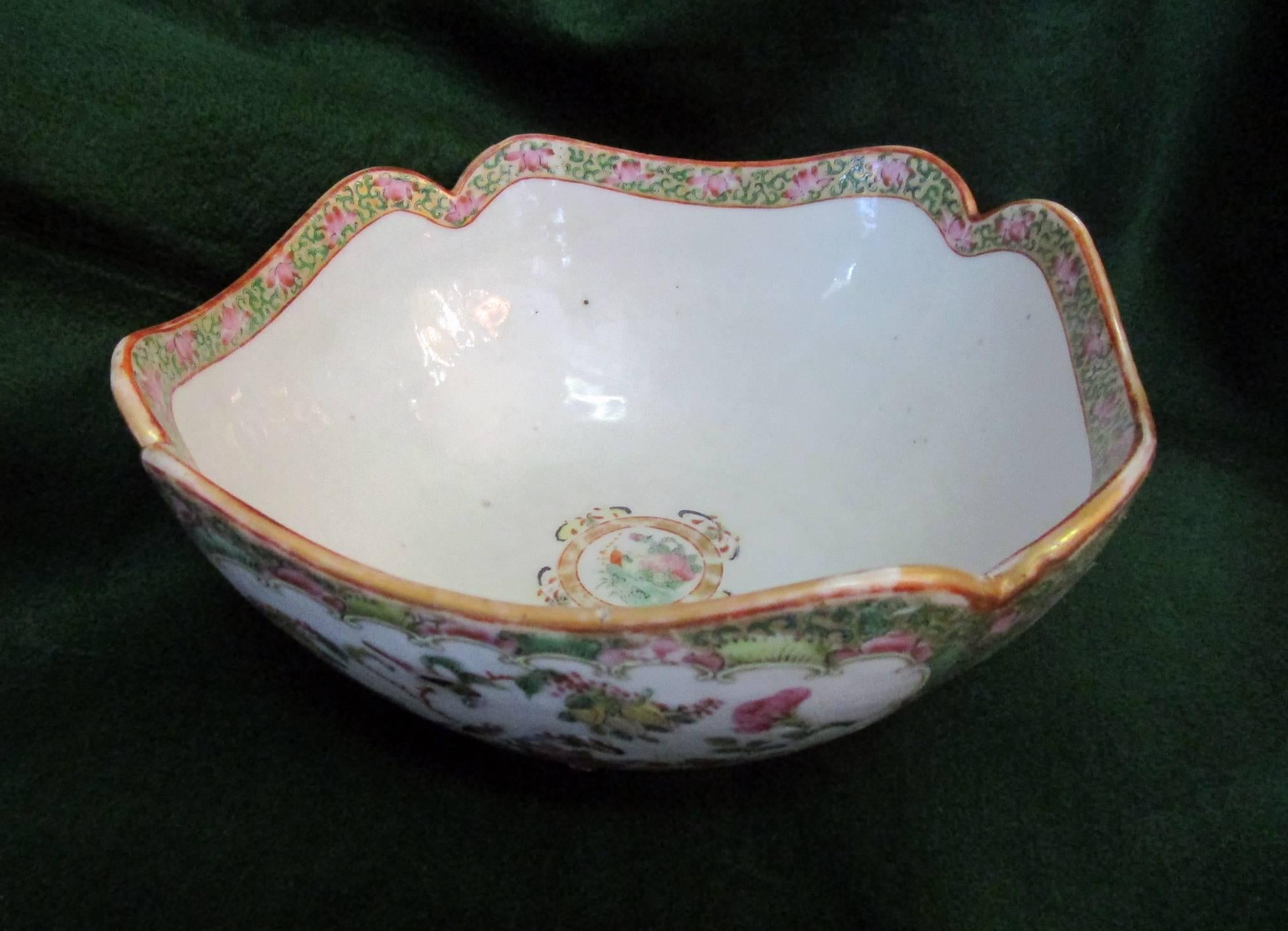 19th century Chinese Export Rose Medallion Scalloped Serving Bowl For Sale 6