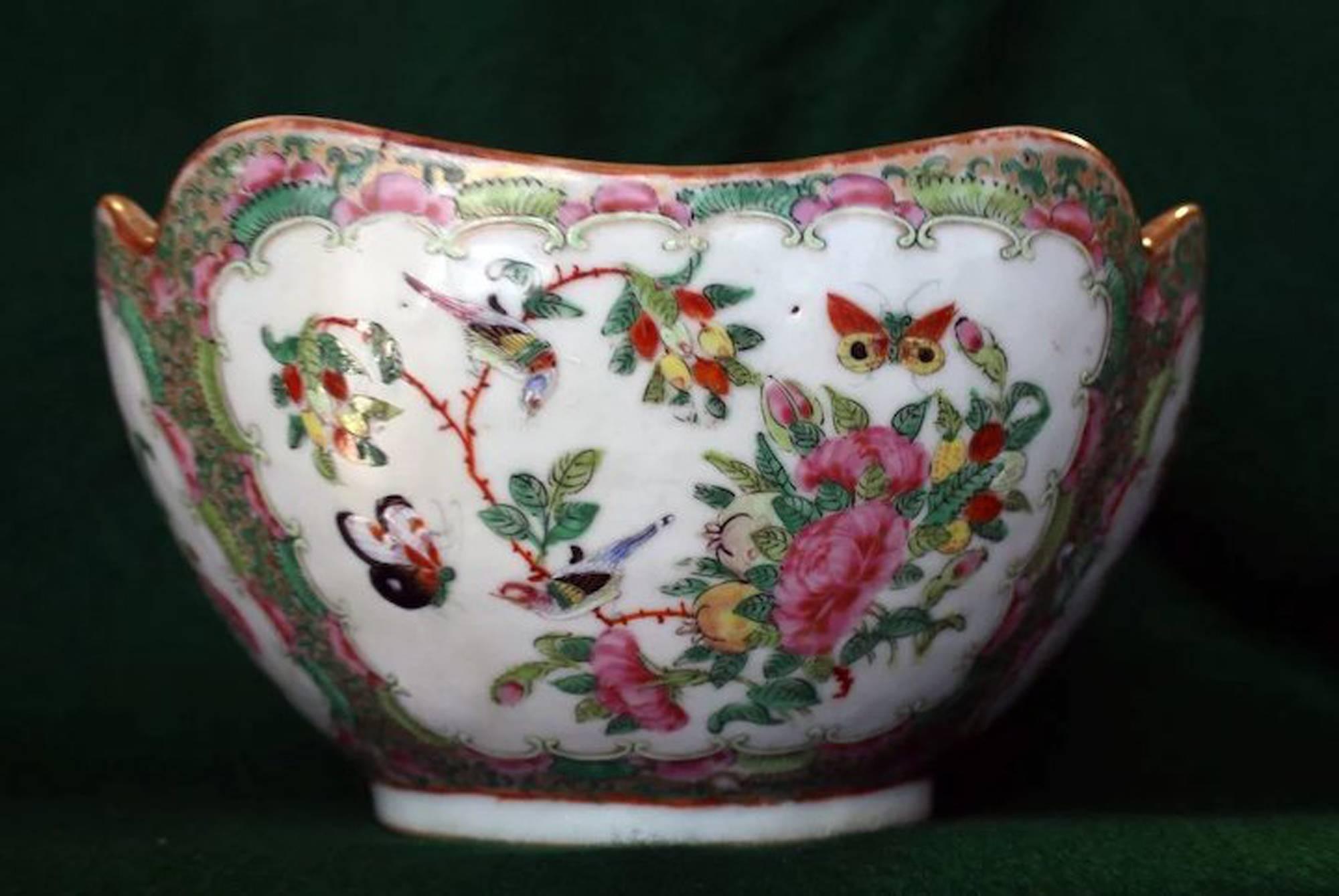 Qing 19th century Chinese Export Rose Medallion Scalloped Serving Bowl For Sale