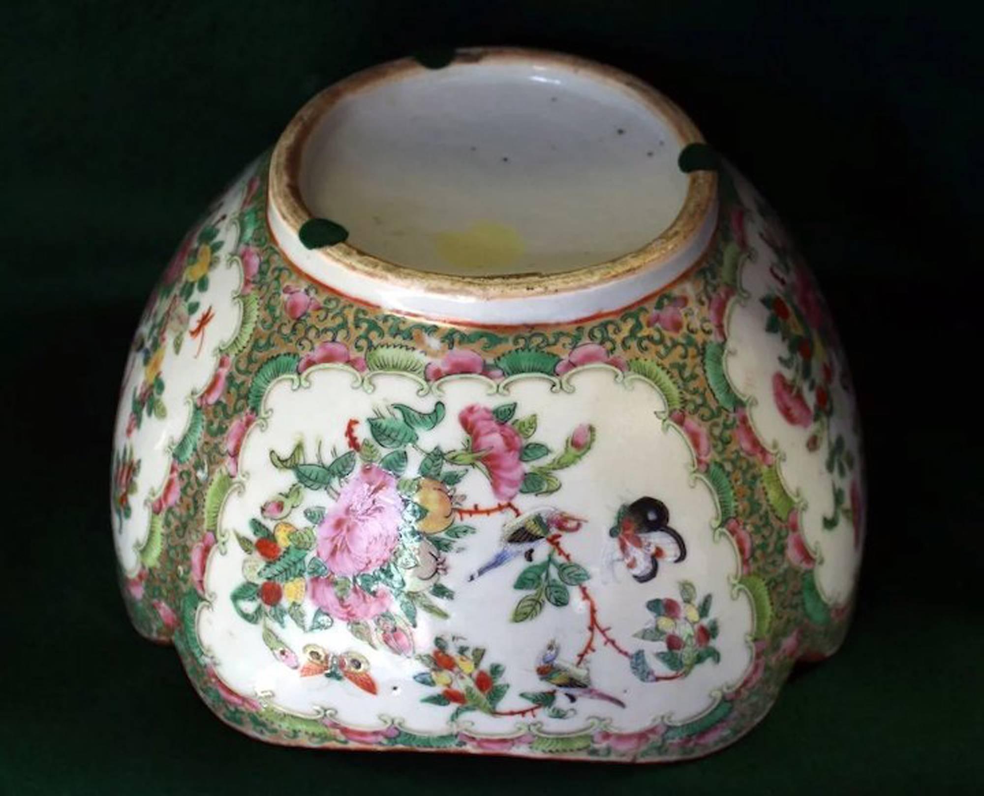 Hand-Painted 19th century Chinese Export Rose Medallion Scalloped Serving Bowl For Sale