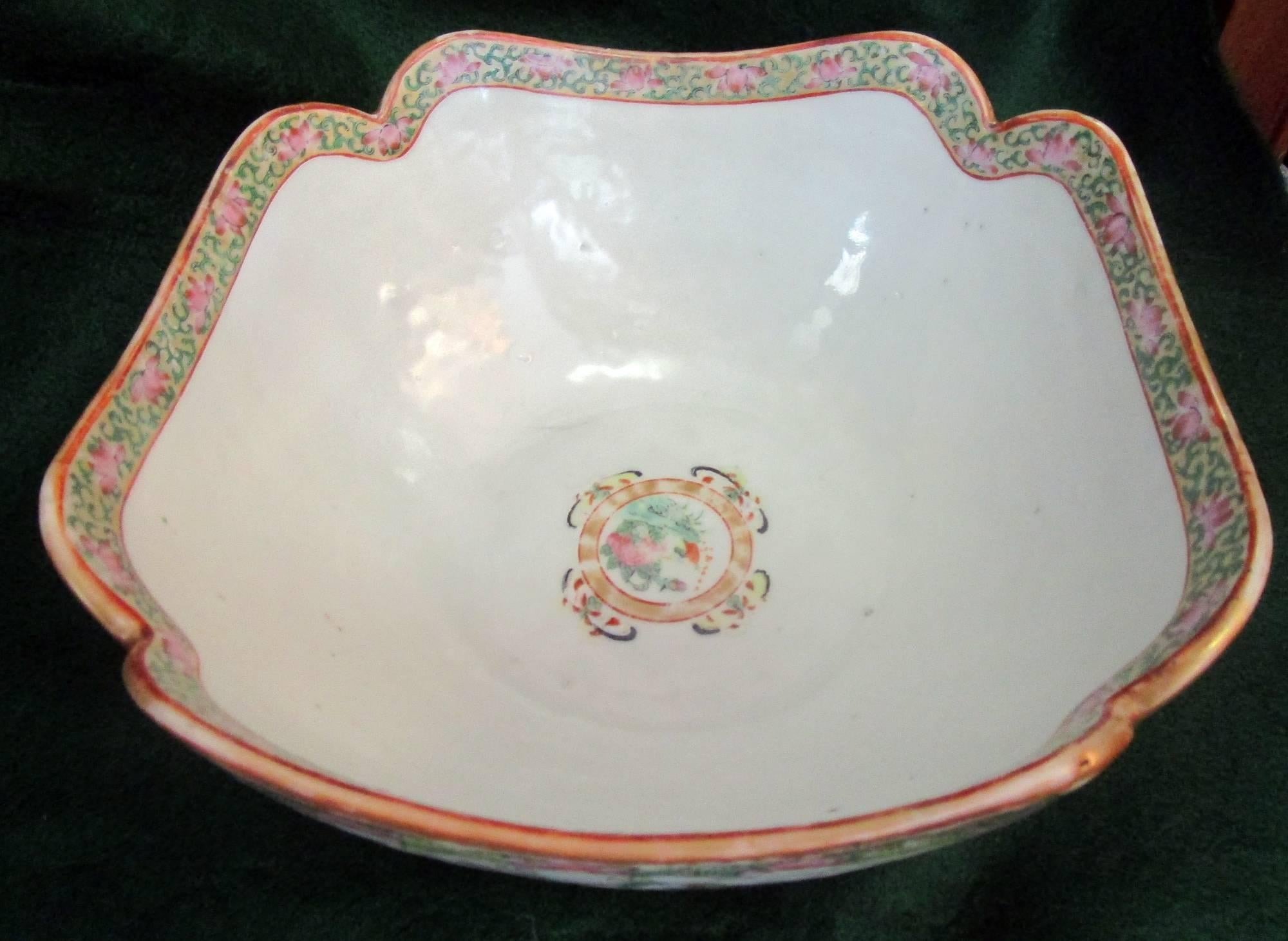 19th century Chinese Export Rose Medallion Scalloped Serving Bowl In Good Condition For Sale In Savannah, GA