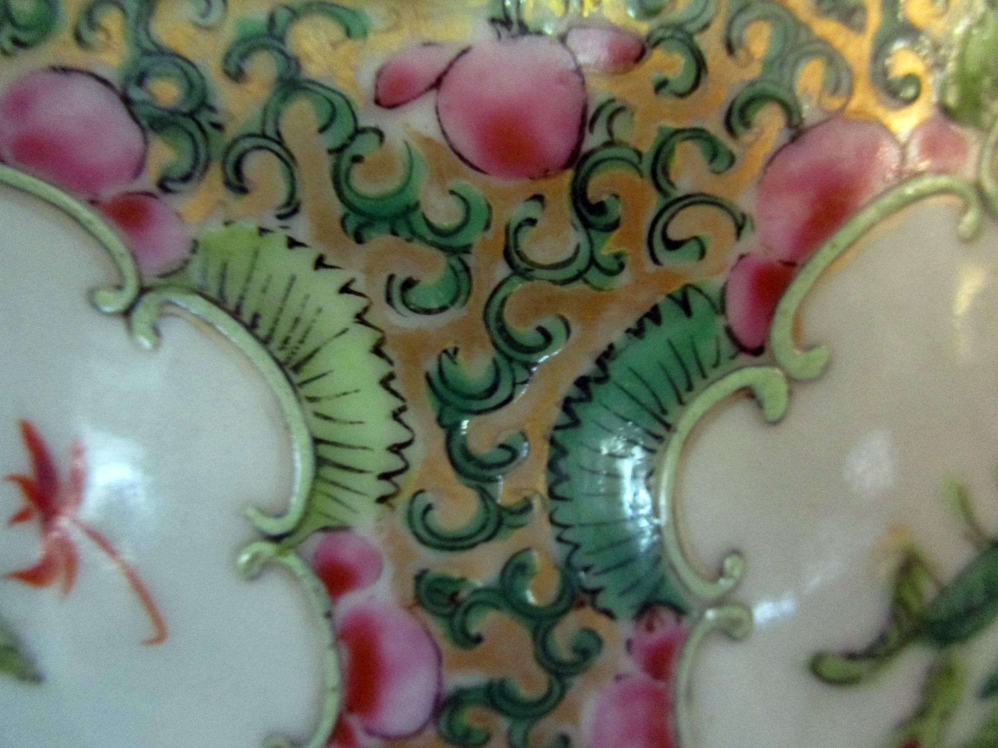 Chinesischer Export-Rosenmedaillon-Schale mit Wellenschliff aus dem 19. Jahrhundert (Porzellan) im Angebot