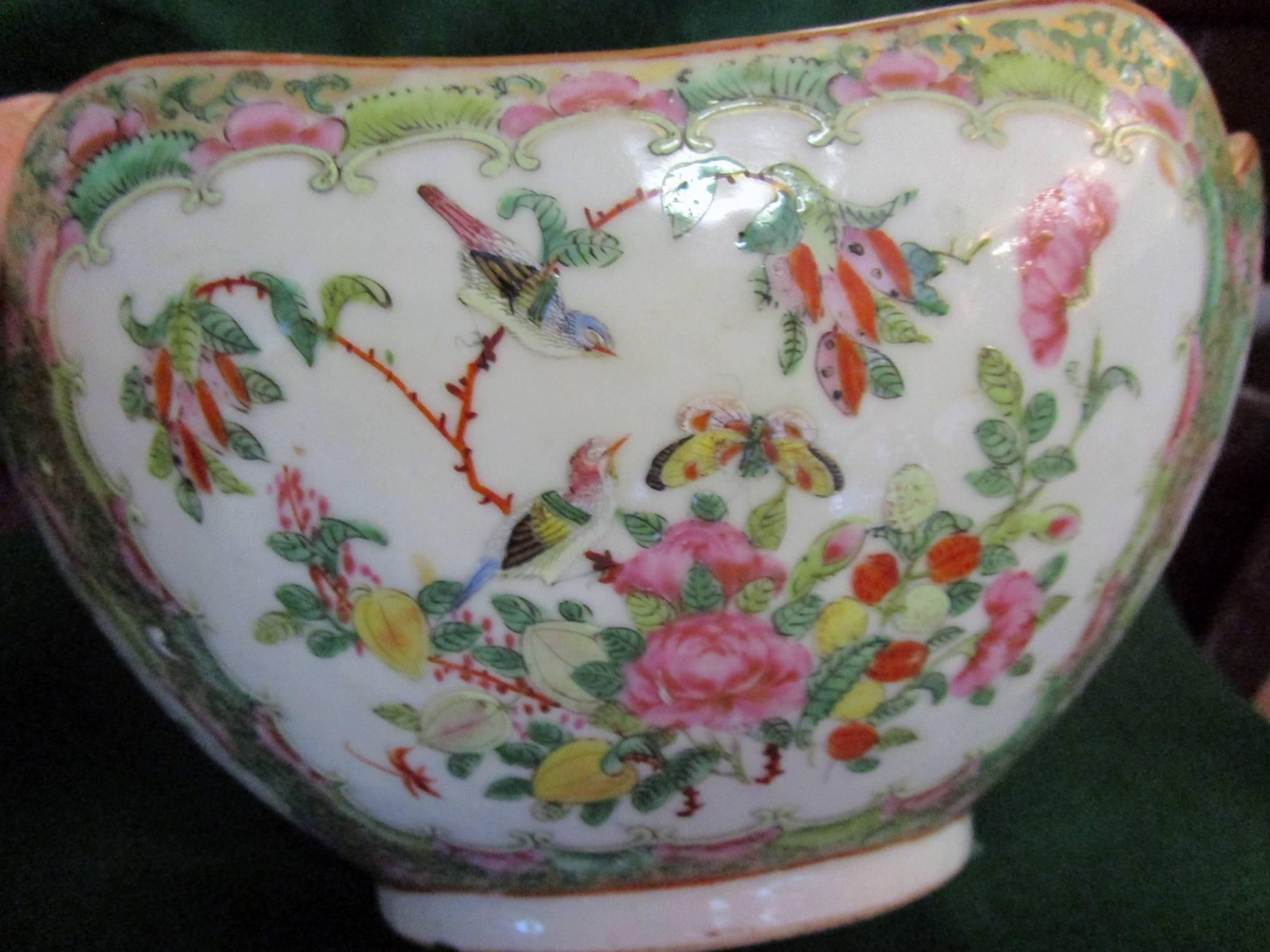 Porcelaine Bol de service festonné à médaillon en forme de rose, exporté de Chine, 19e siècle en vente