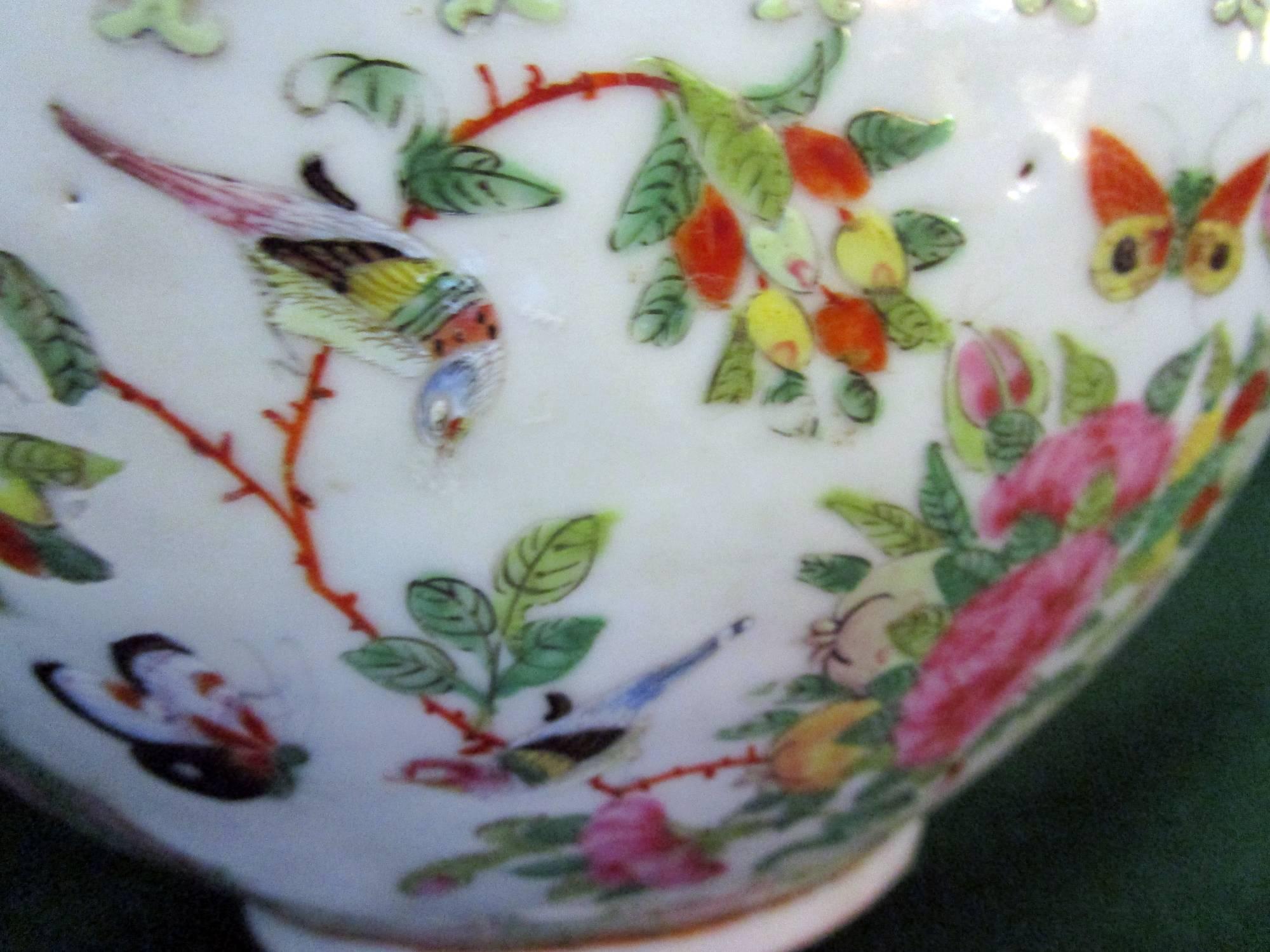 19th century Chinese Export Rose Medallion Scalloped Serving Bowl For Sale 2