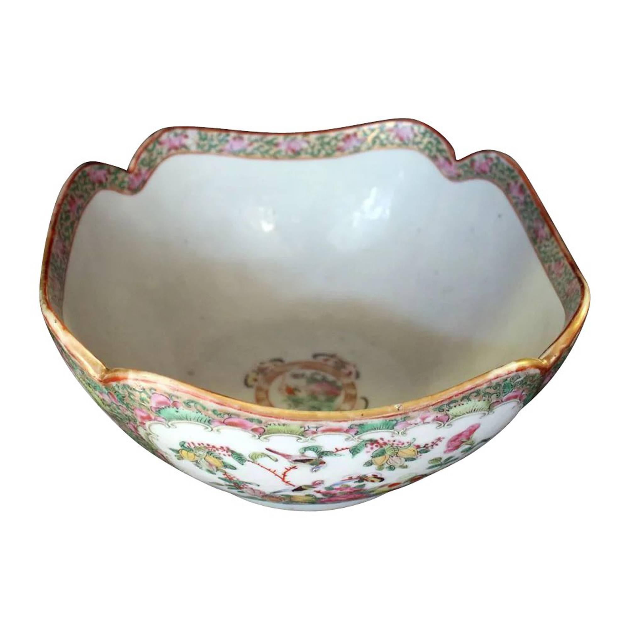 19th century Chinese Export Rose Medallion Scalloped Serving Bowl For Sale