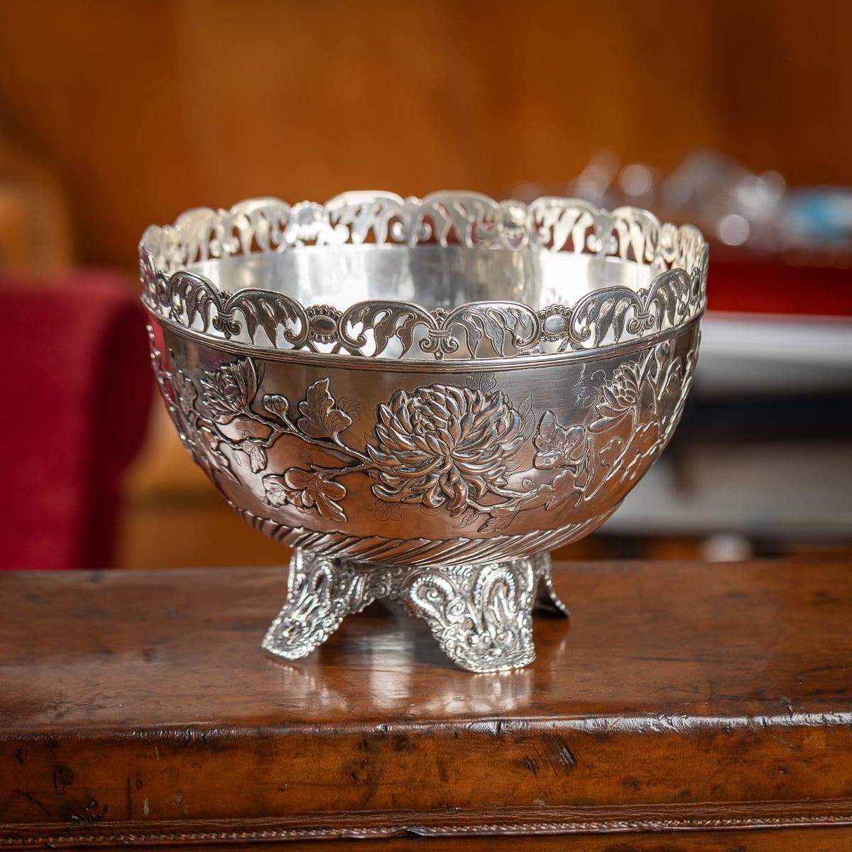 Antica fruttiera decorativa in argento massiccio cinese della fine del XIX secolo, dalla tradizionale forma rotonda, con bordo sagomato ad arco e traforato e decorazione a scanalature lungo il fondo. La decorazione è nitida e dettagliata, decorata