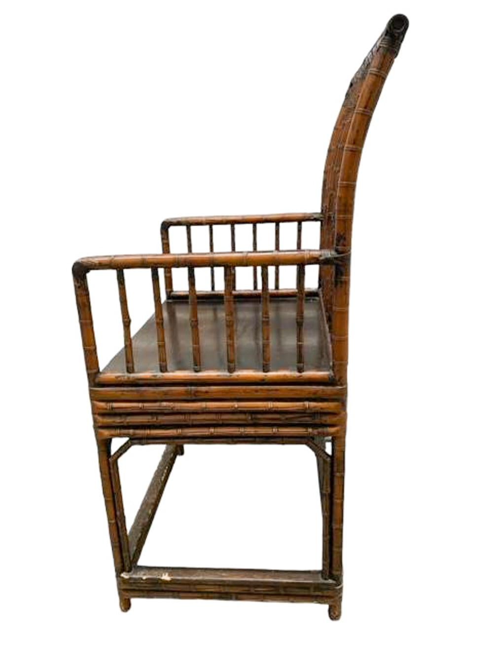 Fauteuil d'exportation chinois en bambou avec un dossier carré et des fuseaux en bambou se recourbant vers l'arrière en haut. Les bras sont attachés au dossier et pliés à l'avant, se prolongeant jusqu'au siège et soutenus par des fuseaux en bambou.