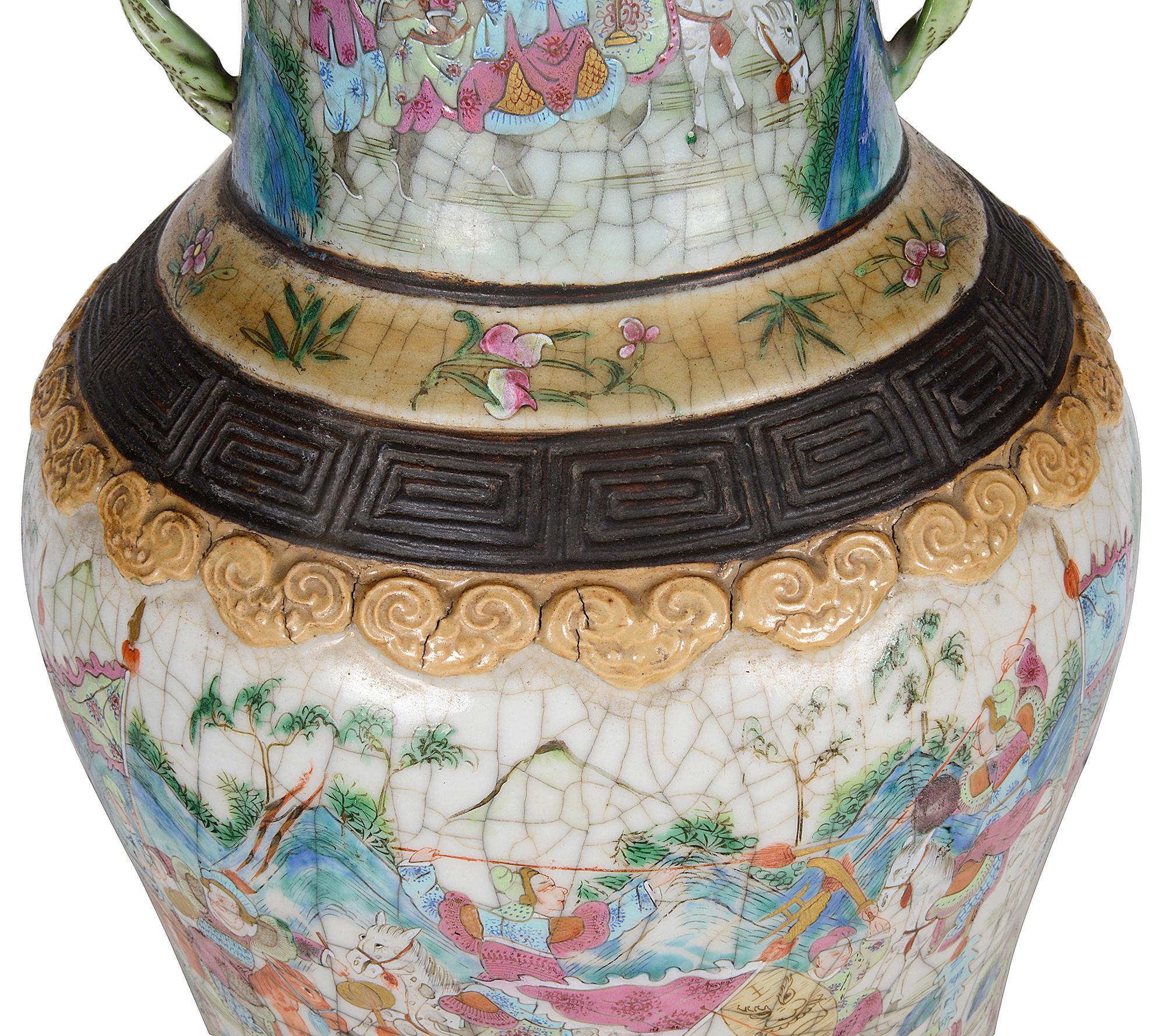 Exportation chinoise Vase / lampe en céramique craquelée Famille Rose de Chine du 19ème siècle en vente