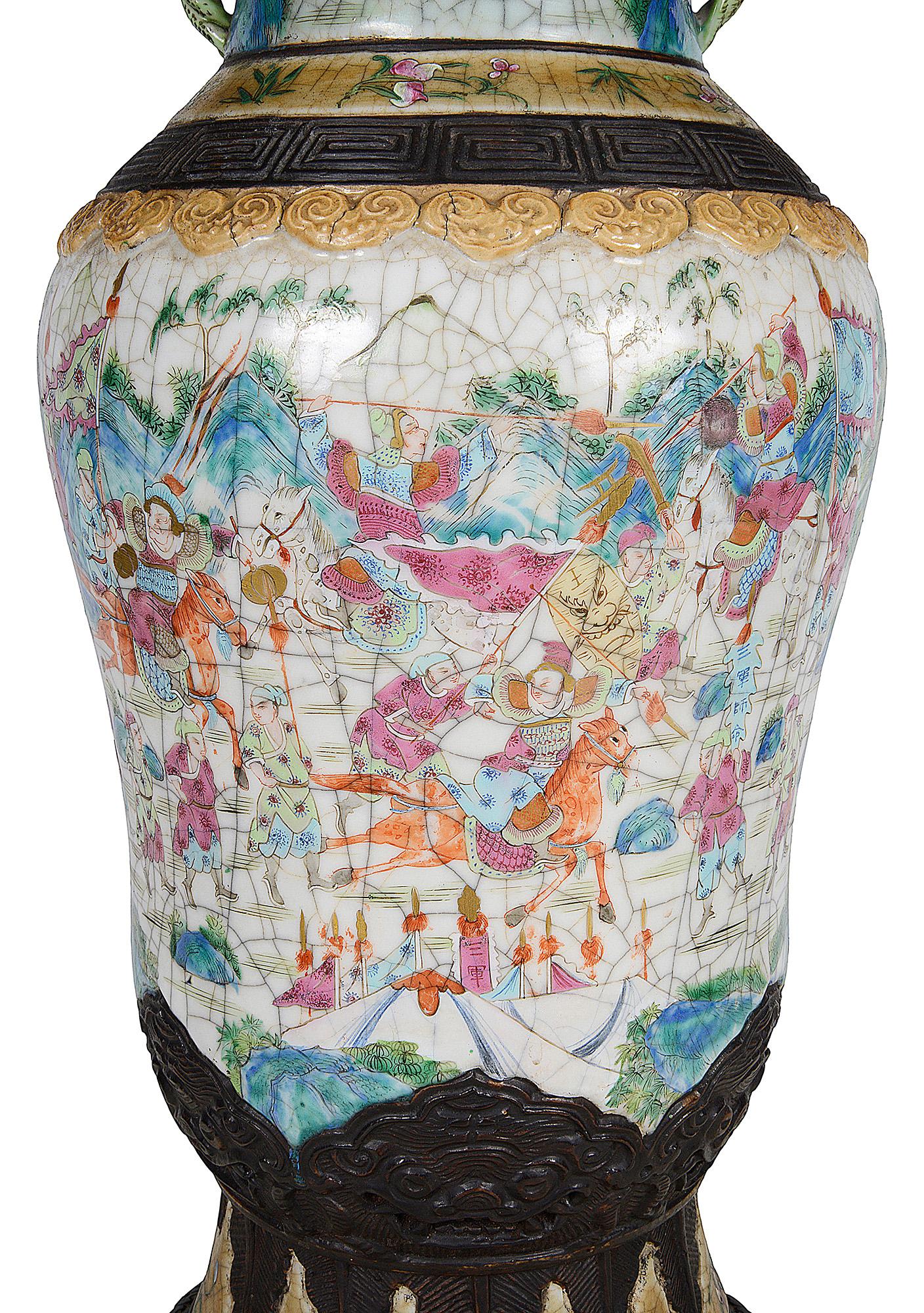 Chinois Vase / lampe en céramique craquelée Famille Rose de Chine du 19ème siècle en vente