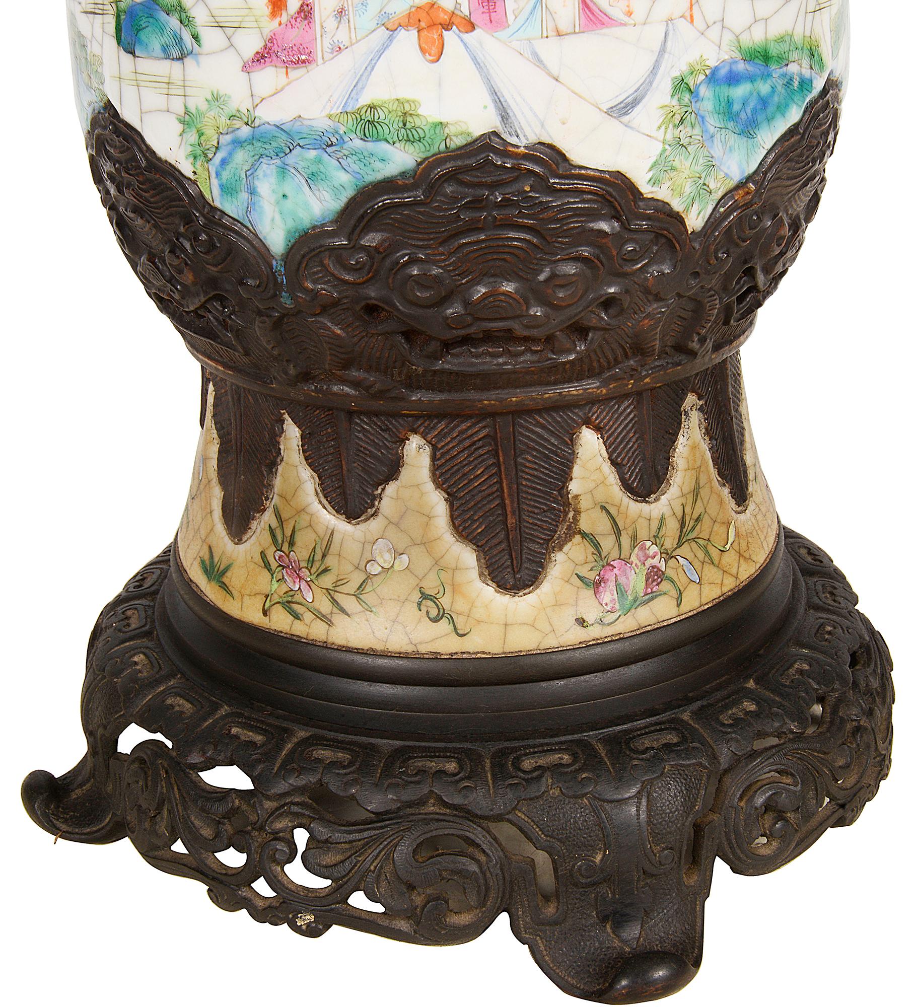 Peint à la main Vase / lampe en céramique craquelée Famille Rose de Chine du 19ème siècle en vente