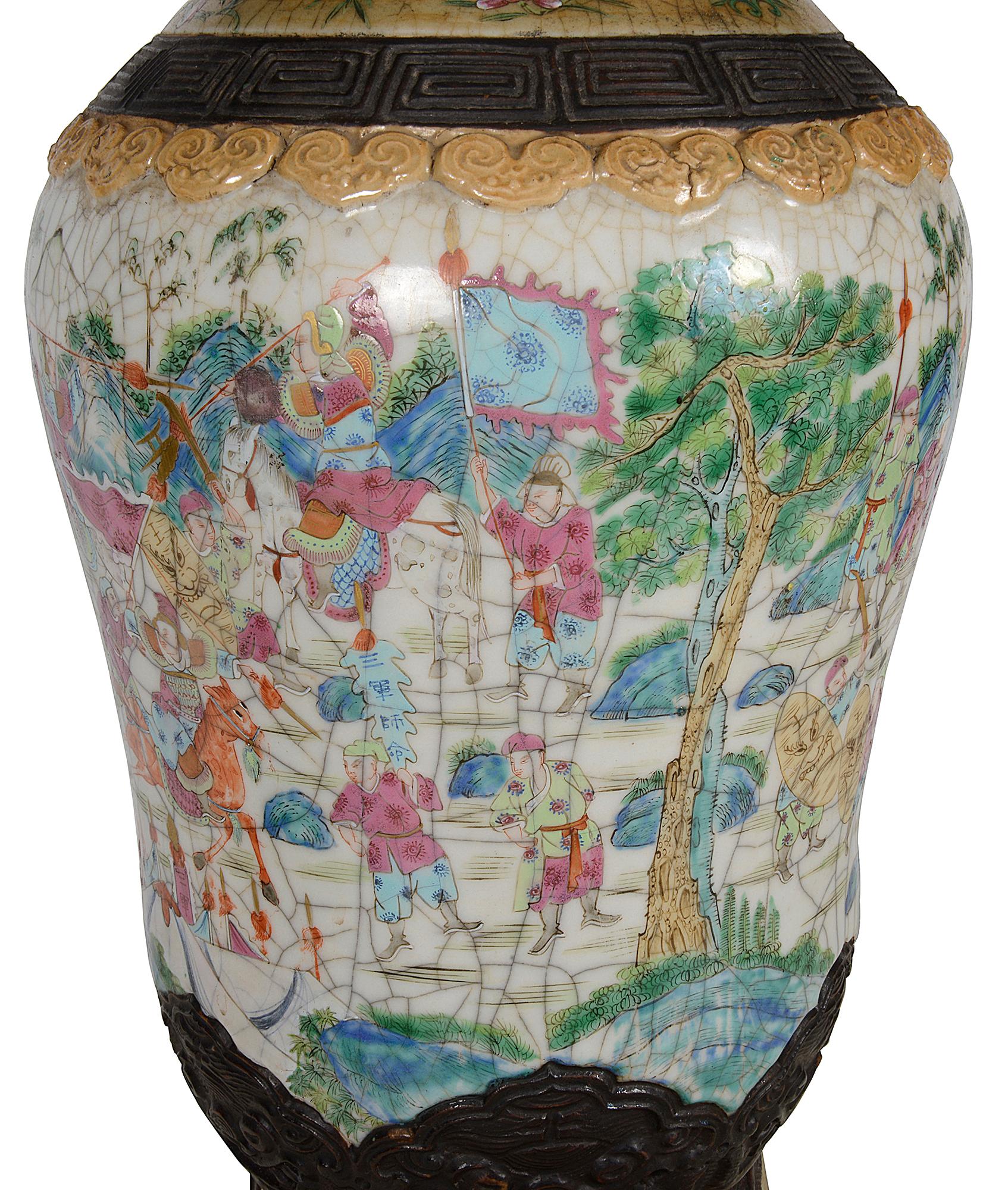 Porcelaine Vase / lampe en céramique craquelée Famille Rose de Chine du 19ème siècle en vente