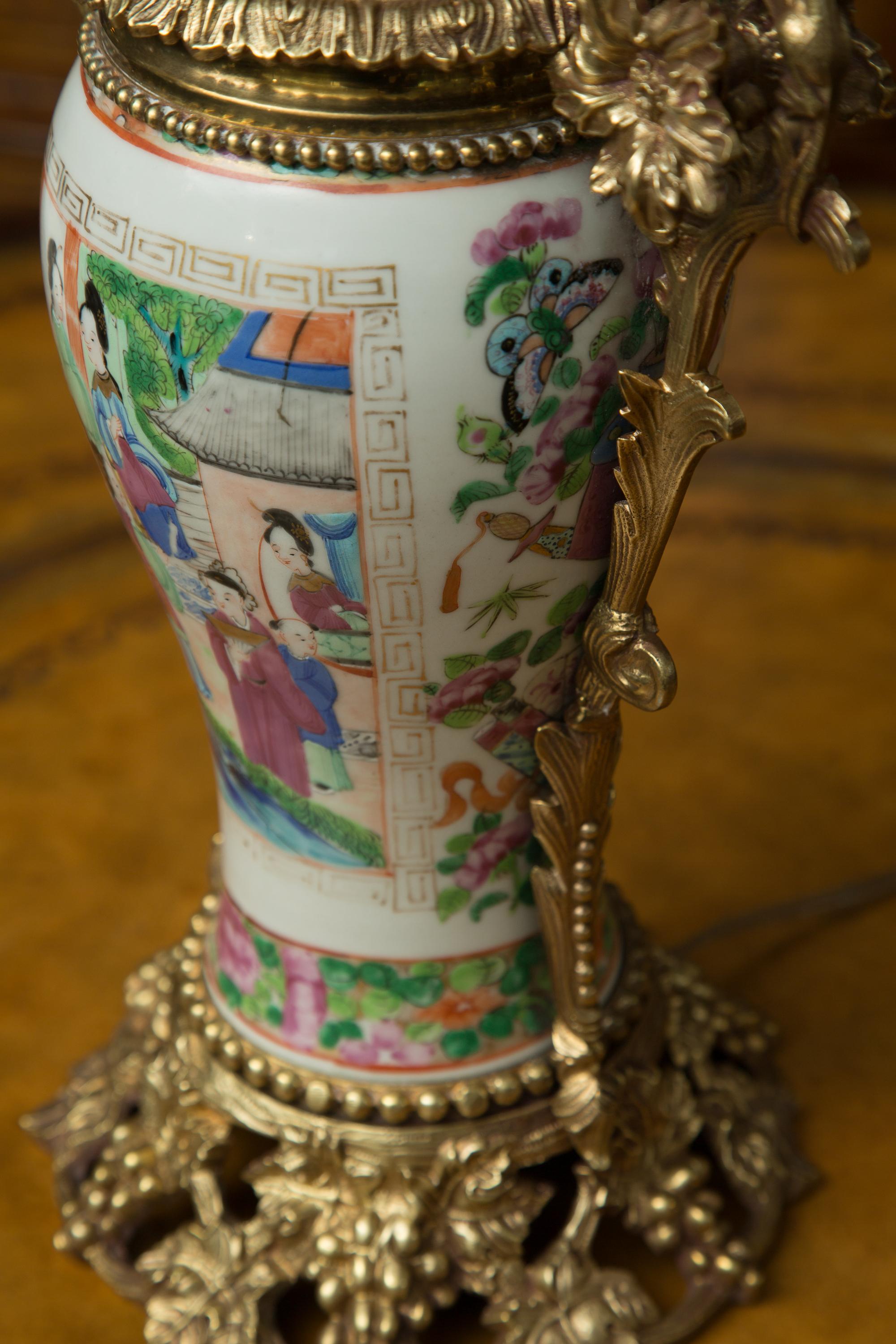 Chinois Vase chinois du 19ème siècle, monté sur métal doré et utilisé comme lampe de bureau en vente