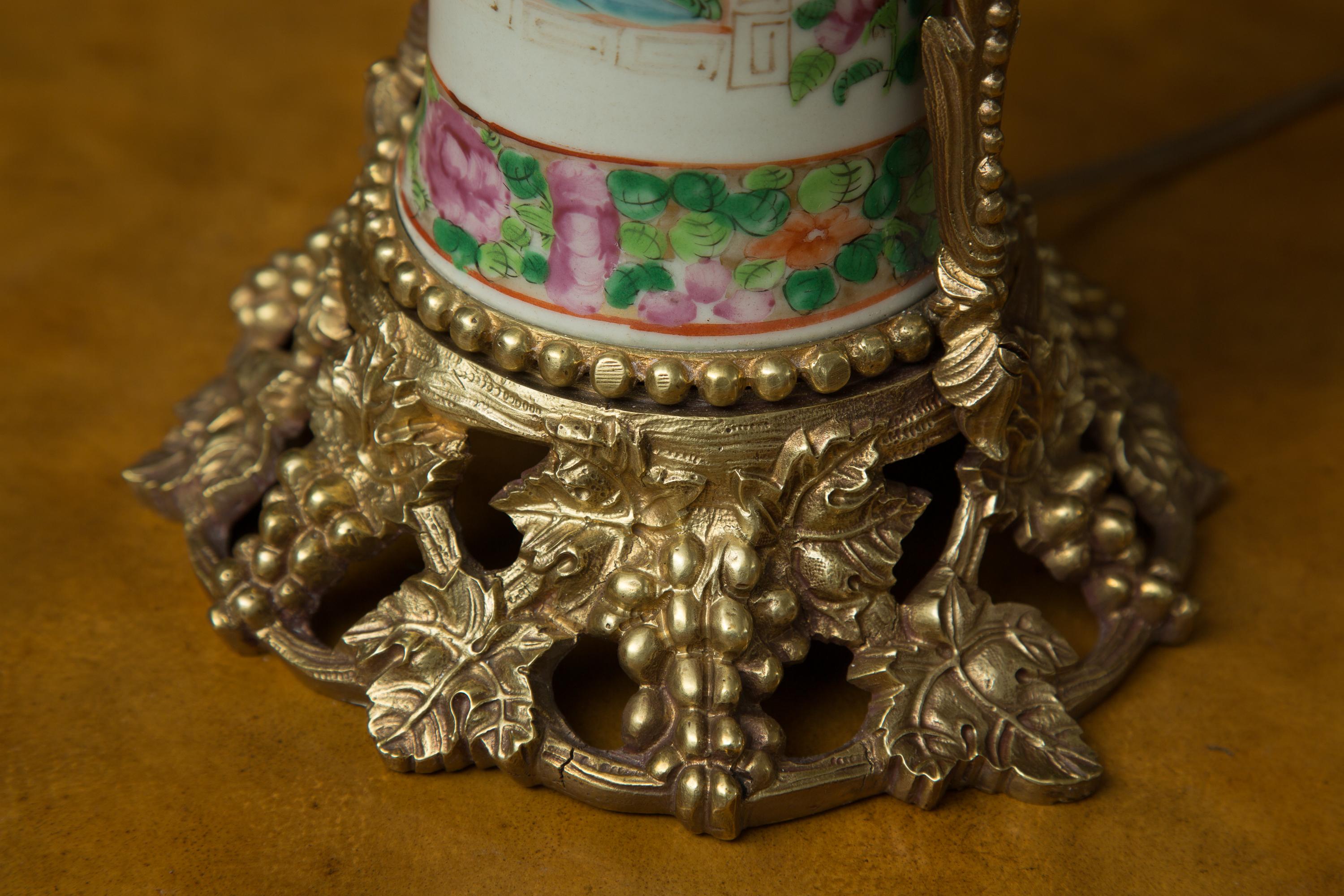 Peint à la main Vase chinois du 19ème siècle, monté sur métal doré et utilisé comme lampe de bureau en vente