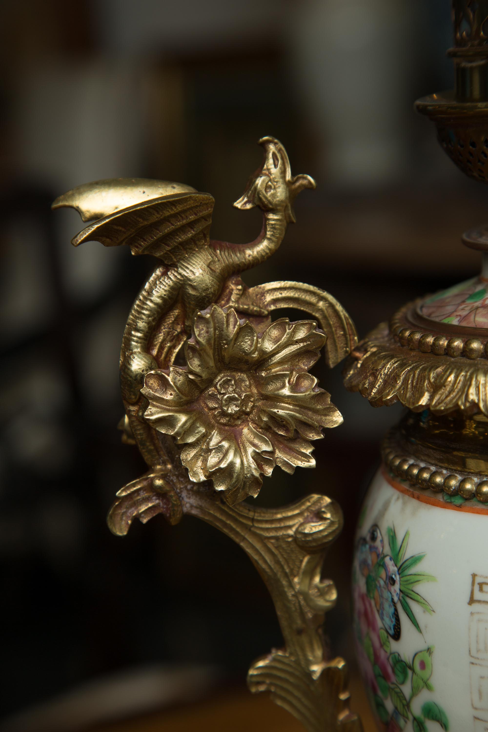 Vase chinois du 19ème siècle, monté sur métal doré et utilisé comme lampe de bureau Bon état - En vente à WEST PALM BEACH, FL
