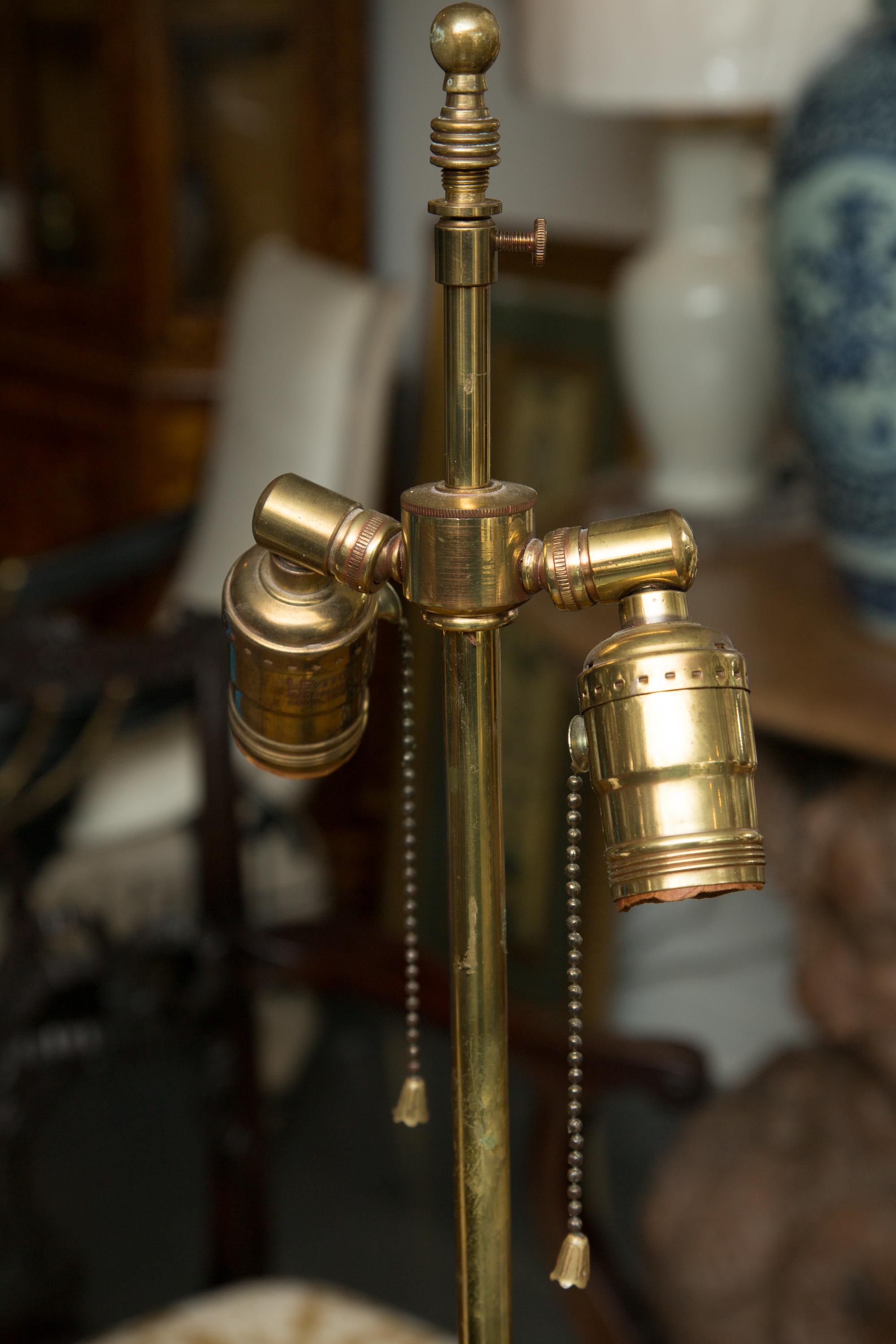 Milieu du XIXe siècle Vase chinois du 19ème siècle, monté sur métal doré et utilisé comme lampe de bureau en vente