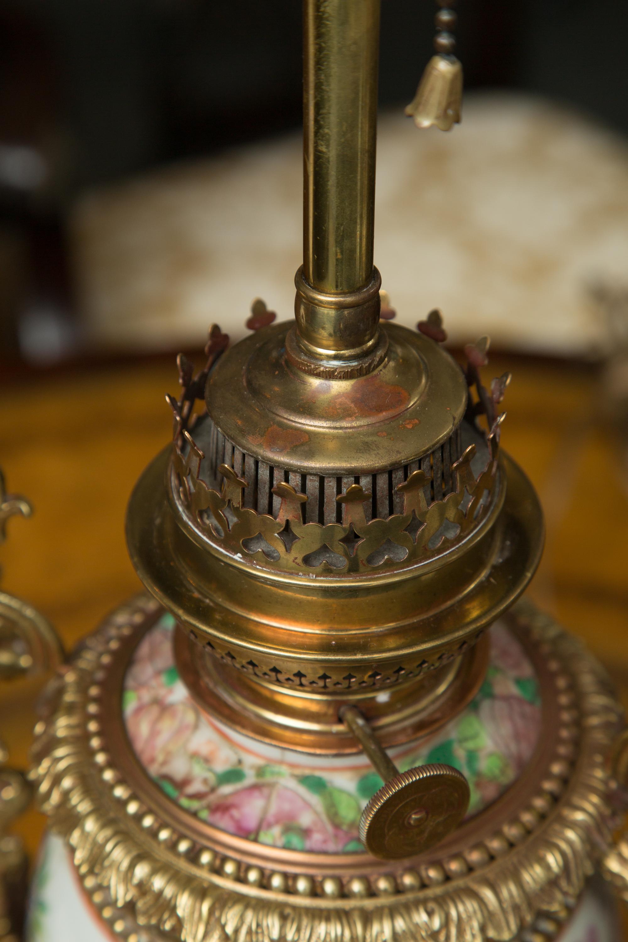 Métal Vase chinois du 19ème siècle, monté sur métal doré et utilisé comme lampe de bureau en vente