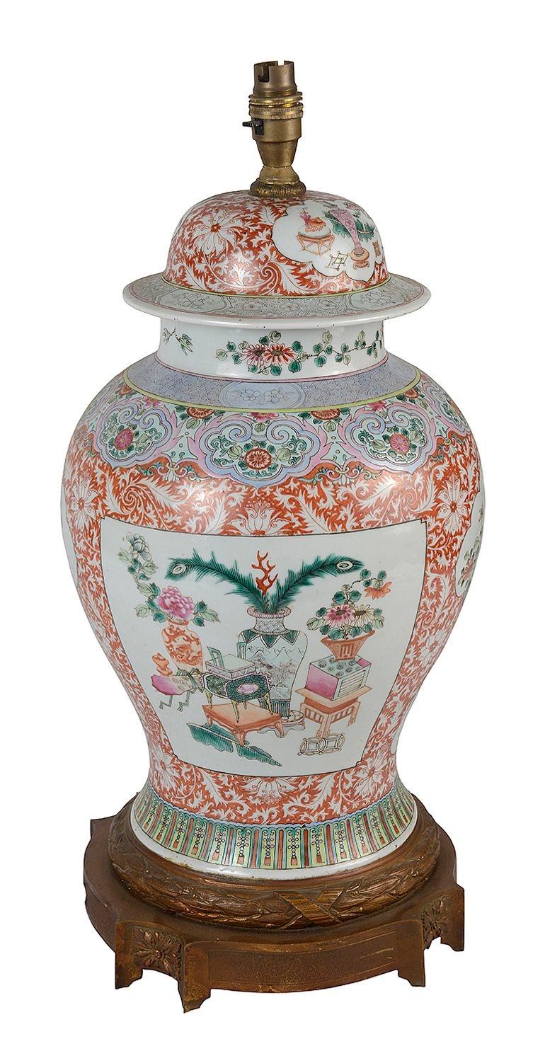 Eine sehr gute Qualität späten 19. Jahrhundert chinesischen Famille Rose Export Porzellan Vase / Lampe.
Mit wundervollem Blatt- und Motivdekor, die eingesetzten handgemalten Tafeln zeigen Blumenvasen, Tische und Stühle. Montiert auf einem