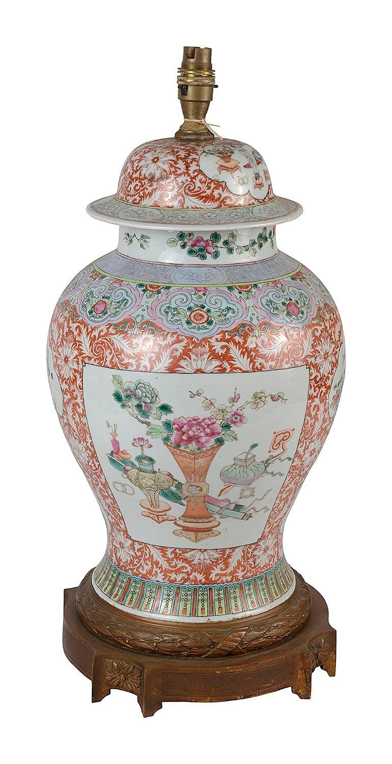 Chinesische Famille-Rose-Lampe aus dem 19. Jahrhundert. (Handbemalt) im Angebot