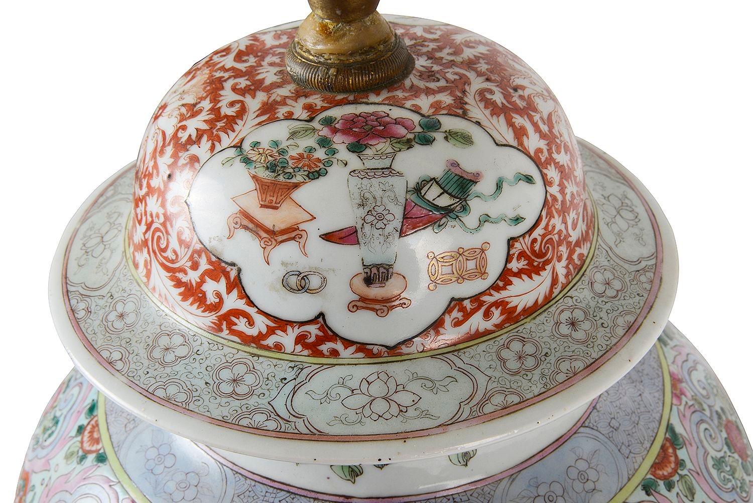 Chinesische Famille-Rose-Lampe aus dem 19. Jahrhundert. im Zustand „Gut“ im Angebot in Brighton, Sussex