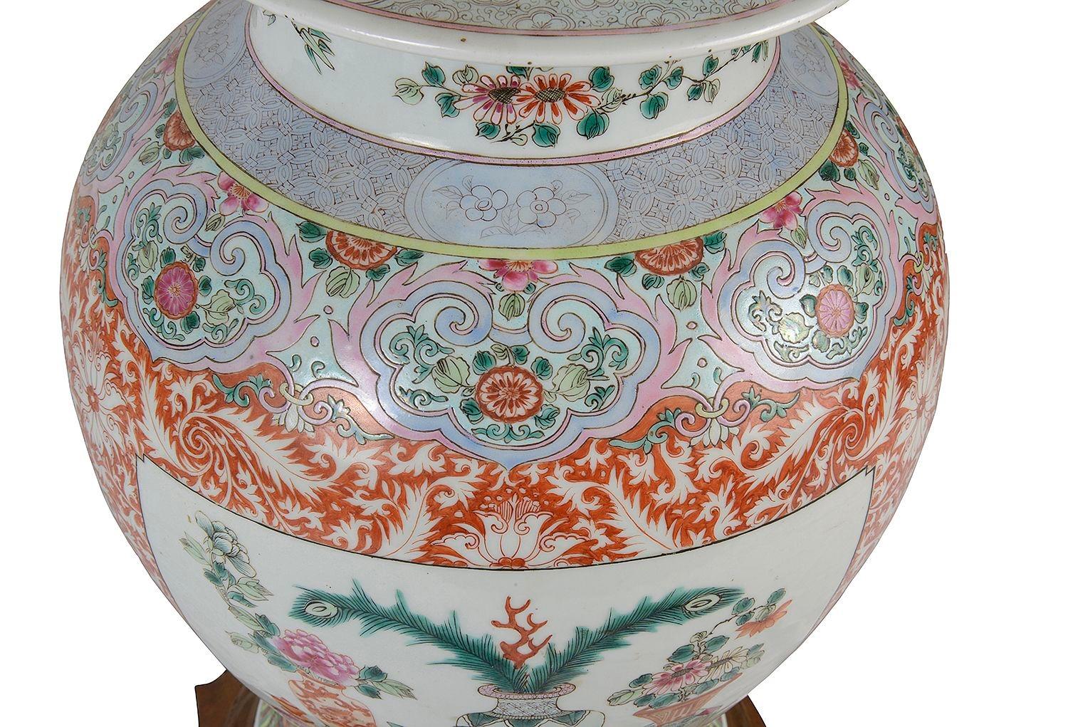 Chinesische Famille-Rose-Lampe aus dem 19. Jahrhundert. im Angebot 1