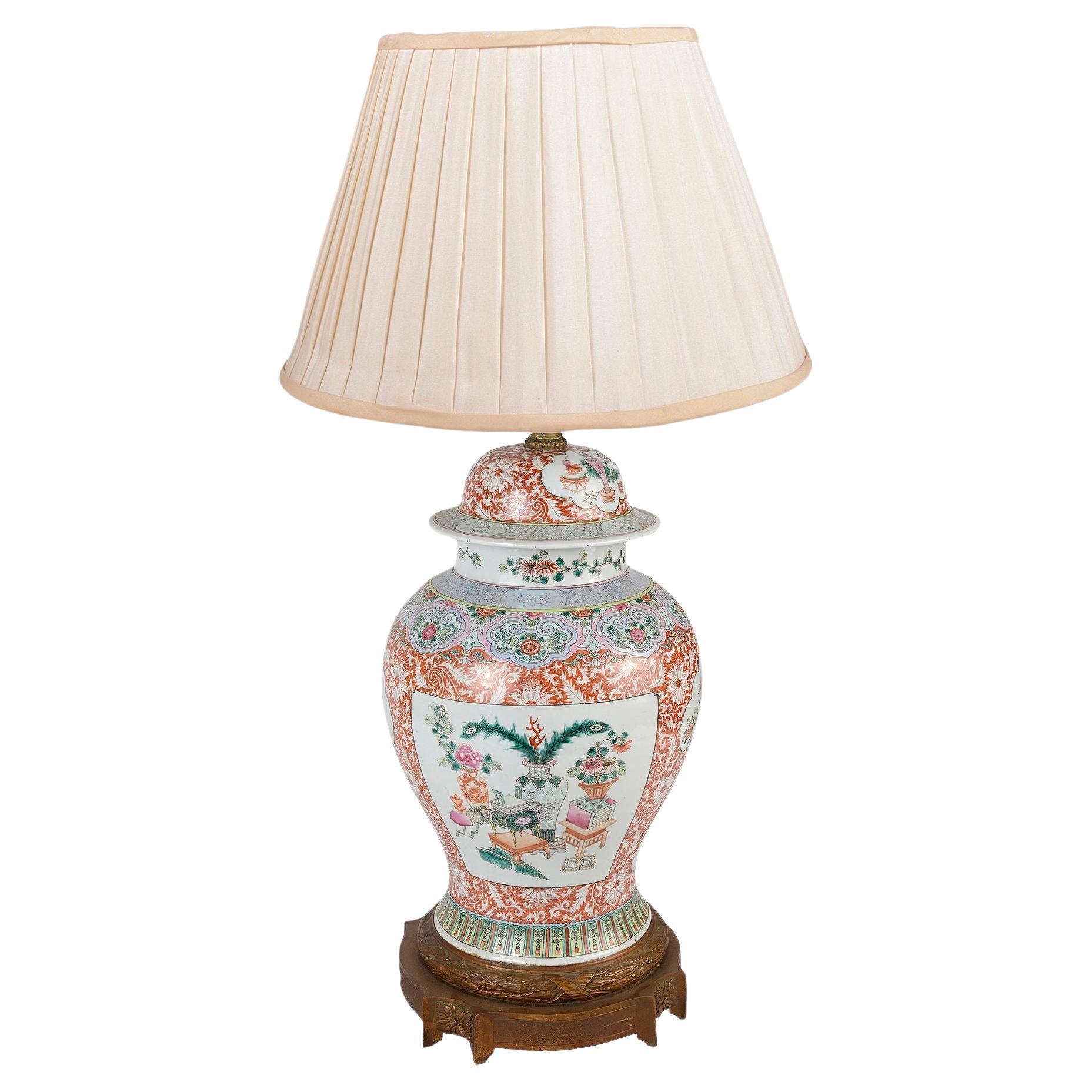 Chinesische Famille-Rose-Lampe aus dem 19. Jahrhundert. im Angebot