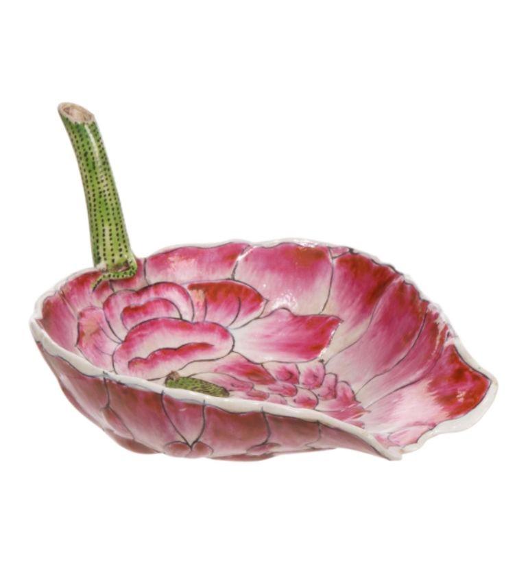 Ein Paar chinesische Famille Rose Becher in Form von rosa Lotusblüten. Jedes Stück hat einen etwas anderen Rosaton. Der gegossene Stiel enthält chinesische Markierungen in Schwarz auf der Unterseite jeder Tasse.
Abmessungen (pro Stück):
3,5 