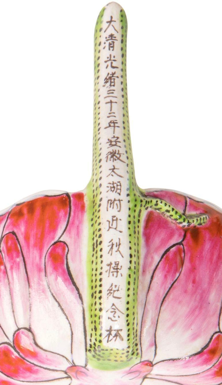 19. Jahrhundert Chinesisch Famille Rose Lotus-Form Tassen im Angebot 1