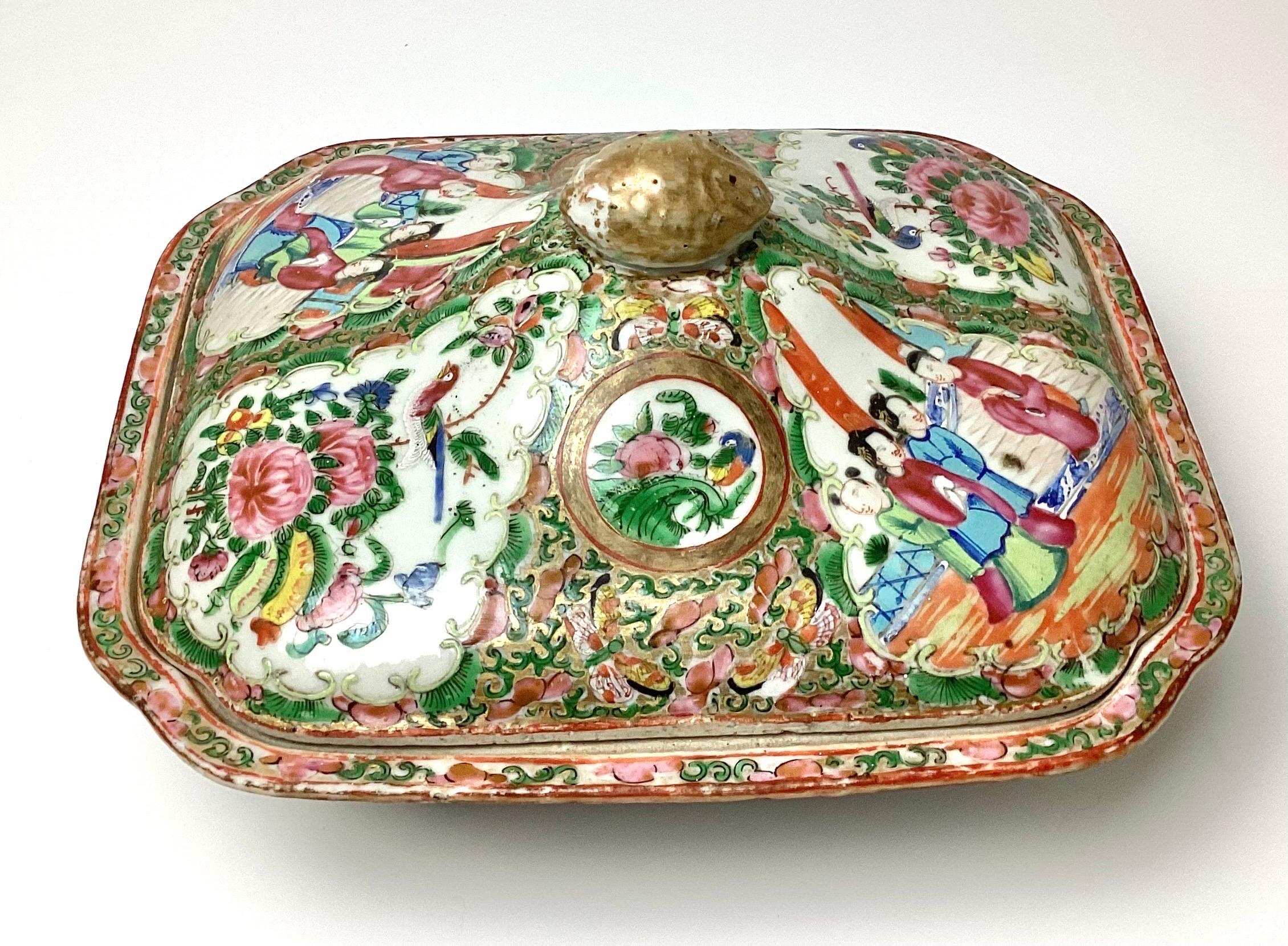 19th Century Chinese Famille Rose Medallion Covered Serving In Excellent Condition For Sale In Lambertville, NJ