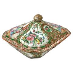 Chinesische Famille-Rose-Medaillon-Serviergeschirr mit Deckel aus dem 19. Jahrhundert