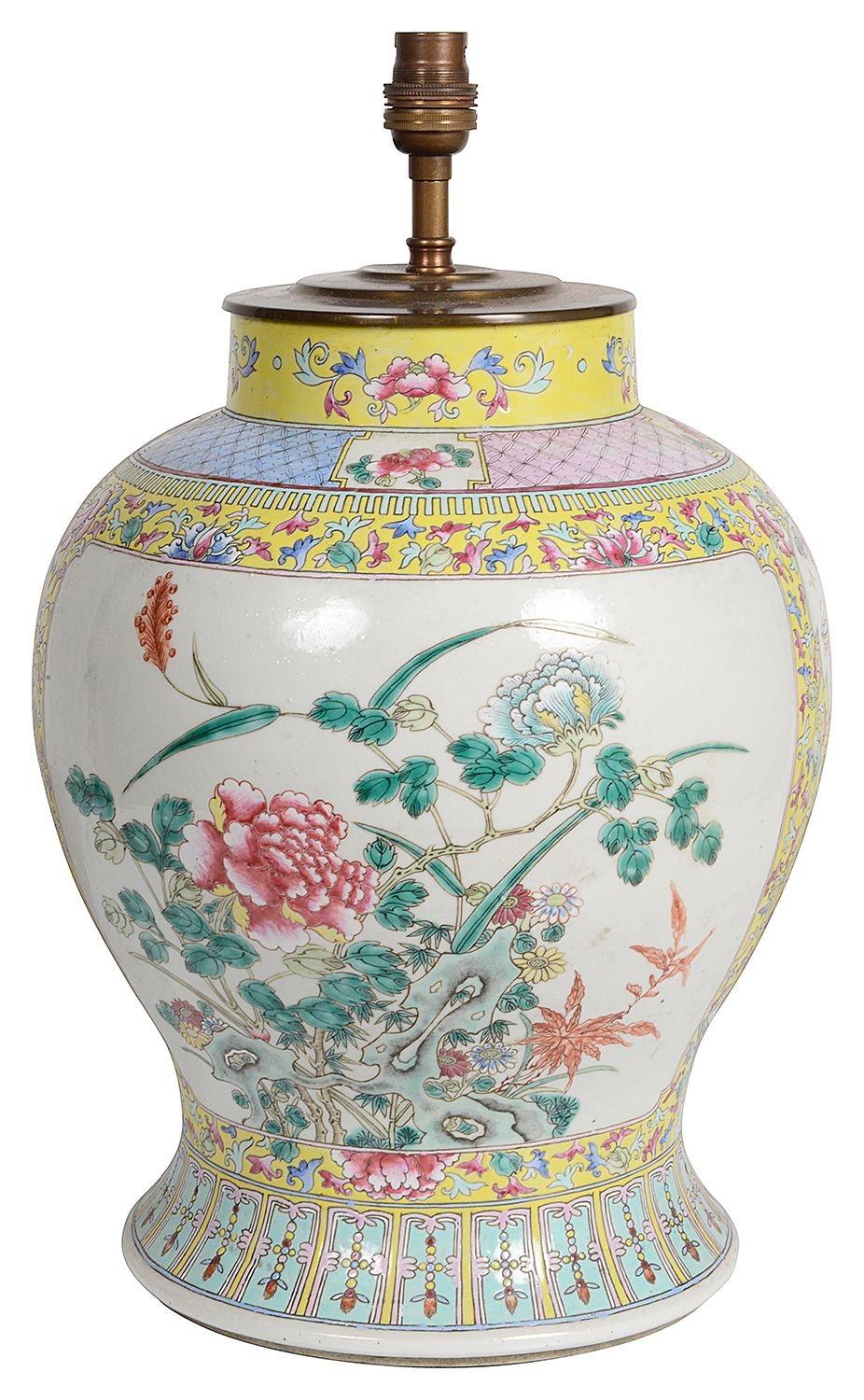 Jarrón chino Famille Rose de buena calidad de finales del siglo XIX, con fondo amarillo y decoración floral. Un panel pintado a mano con aves exóticas, flores y árboles.
 
 
C/C Lote 69 Llamada.