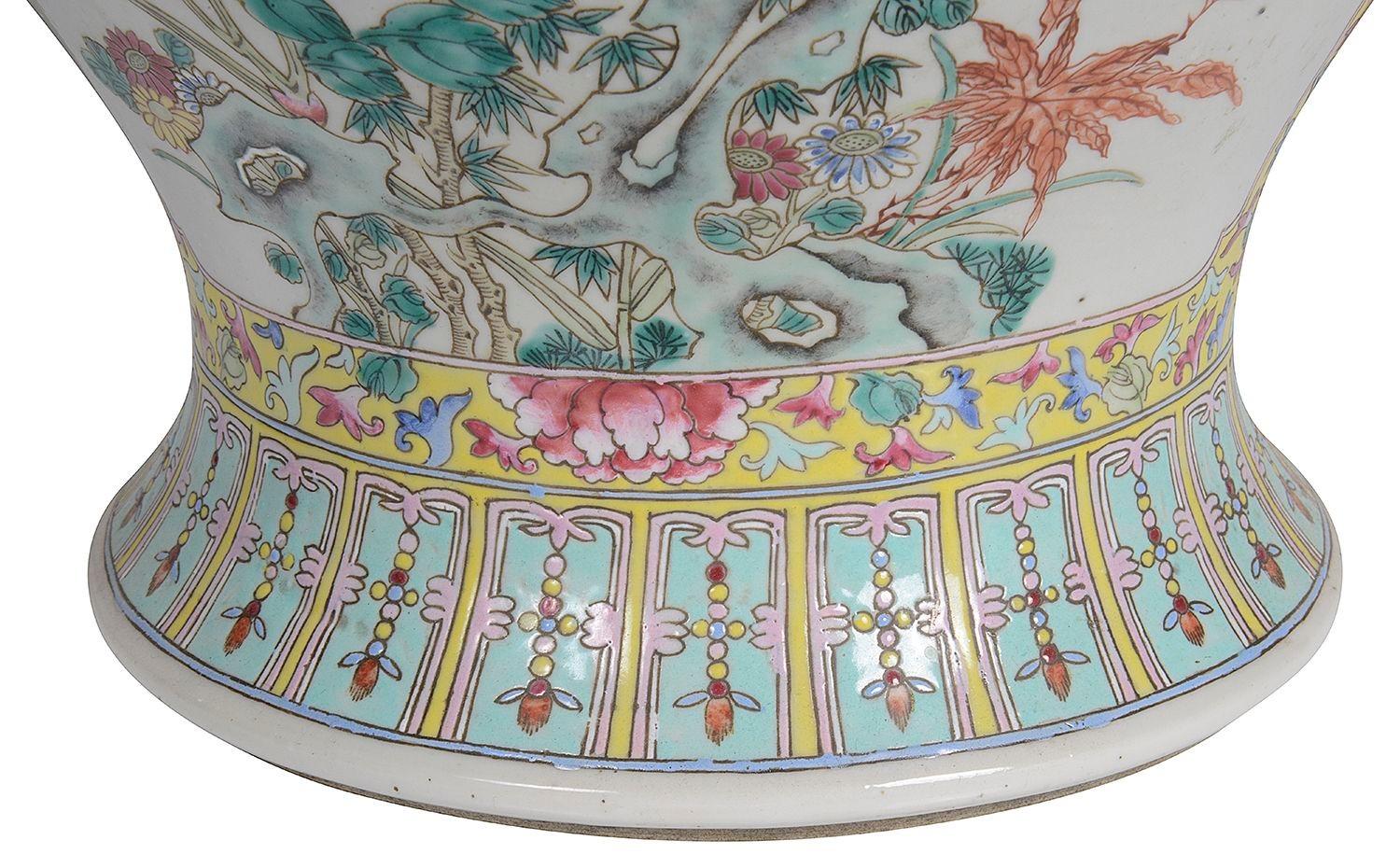 Jarrón / lámpara china del siglo XIX de estilo rosa familiar Pintado a mano en venta