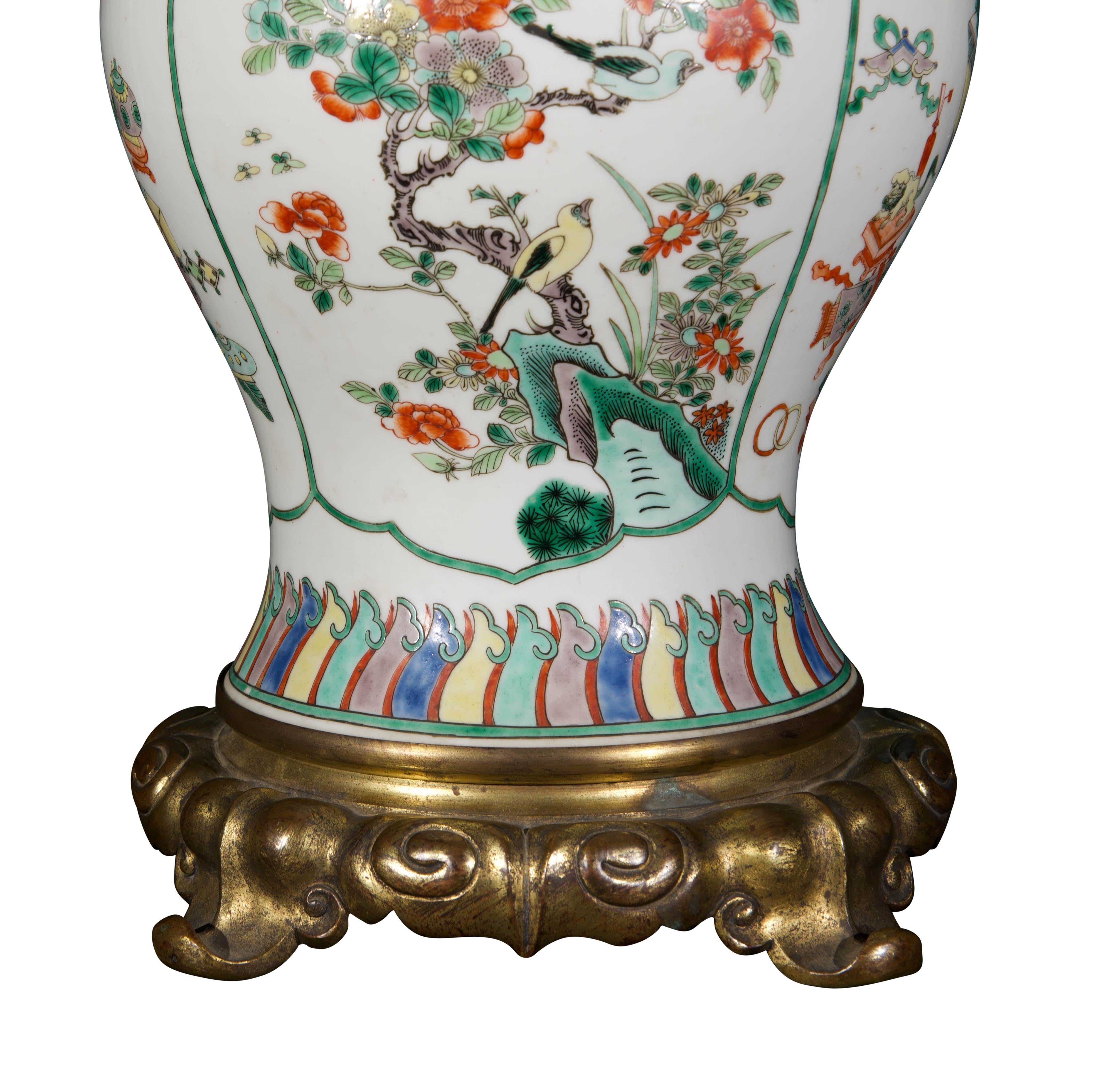 Vernissé Lampe de bureau chinoise d'antiquités du XIXe siècle en porcelaine à balustre Famille Verte en vente