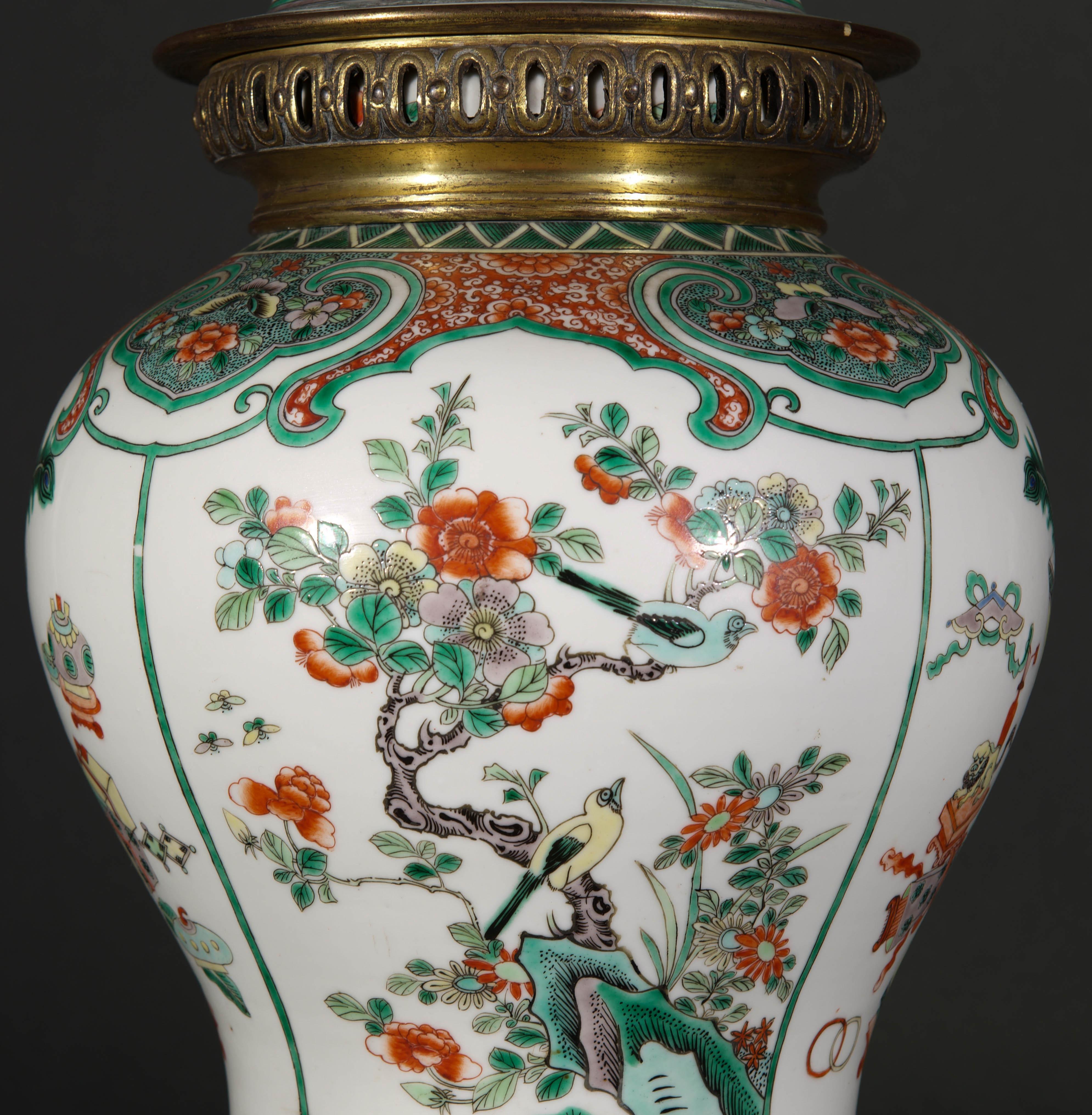 Lampe de bureau chinoise d'antiquités du XIXe siècle en porcelaine à balustre Famille Verte en vente 1