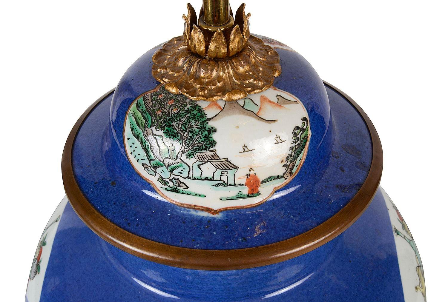 Peint à la main Vase / lampe chinoise du 19ème siècle en porcelaine Famille Verte en vente