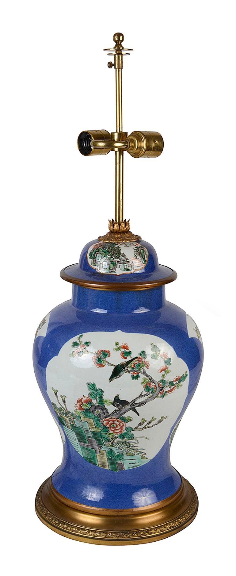 XIXe siècle Vase / lampe chinoise du 19ème siècle en porcelaine Famille Verte en vente