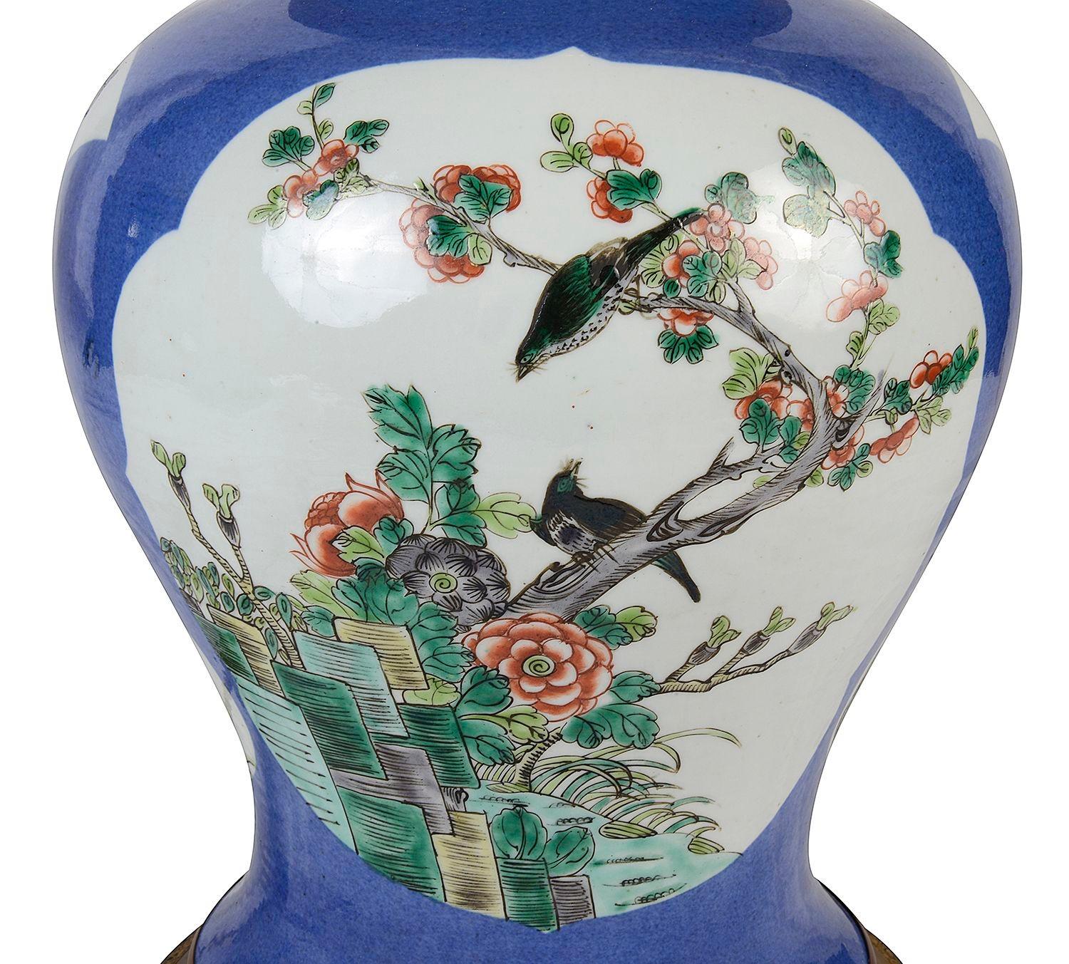 Porcelaine Vase / lampe chinoise du 19ème siècle en porcelaine Famille Verte en vente