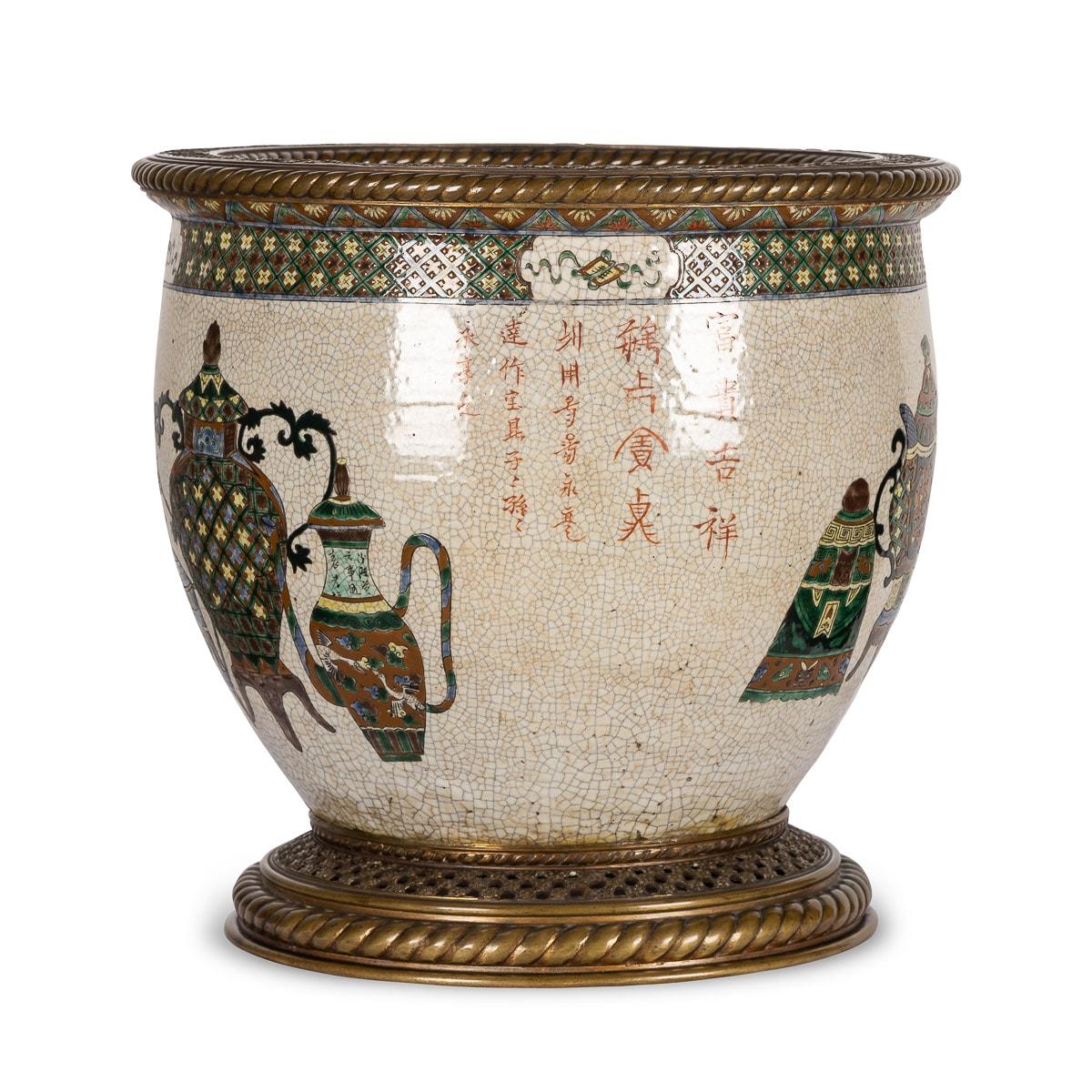 Antico vaso in porcellana famille verte cinese del XIX secolo, dipinto con policromia e smalto crepla, successivamente montato con una montatura in bronzo dorato francese molto decorativa. Dipinto a mano con caratteri cinesi e decorazioni stilizzate