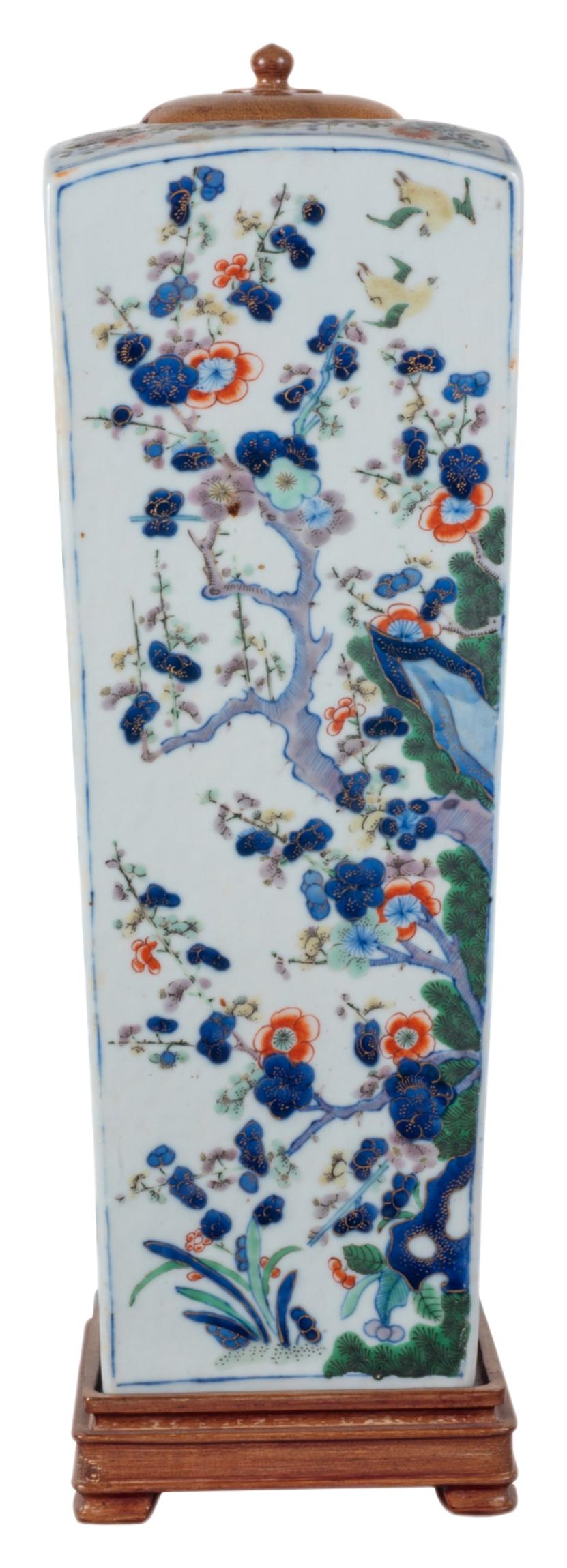 Eine chinesische Famille Verte-Vase oder -Lampe von guter Qualität aus dem 19. Jahrhundert in quadratischer, sich verjüngender Form. Mit wunderschönen klassischen Prunusblütenbäumen und exotischen Blumen, mit Holzdeckel und -boden.