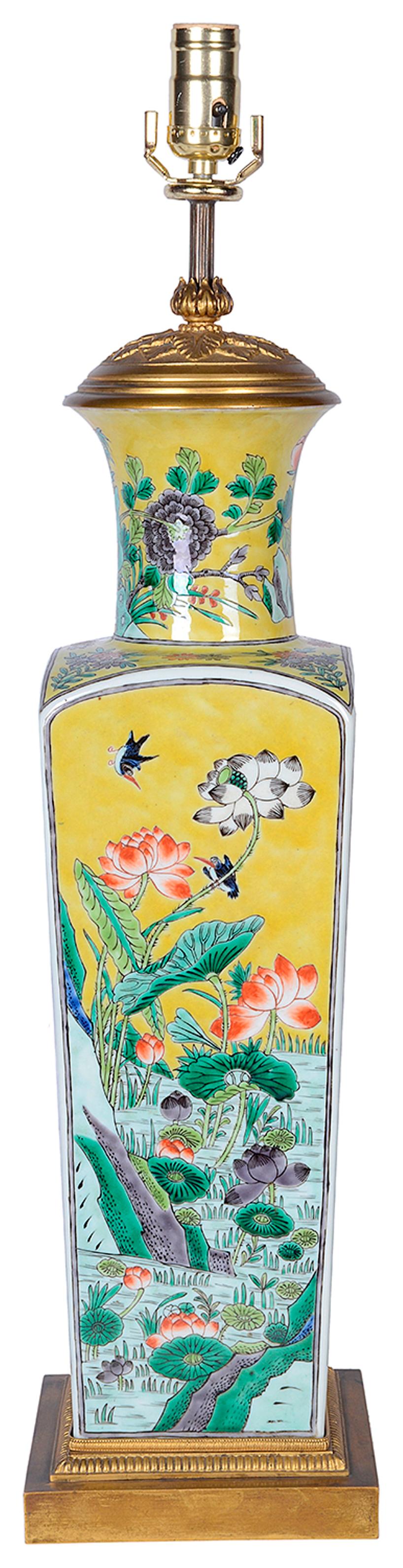 Un très bon vase / lampe de la famille verte chinoise de la fin du 19ème siècle, ayant un fond jaune avec des fleurs exotiques, des oiseaux et des papillons. Monté sur une base en bronze doré.