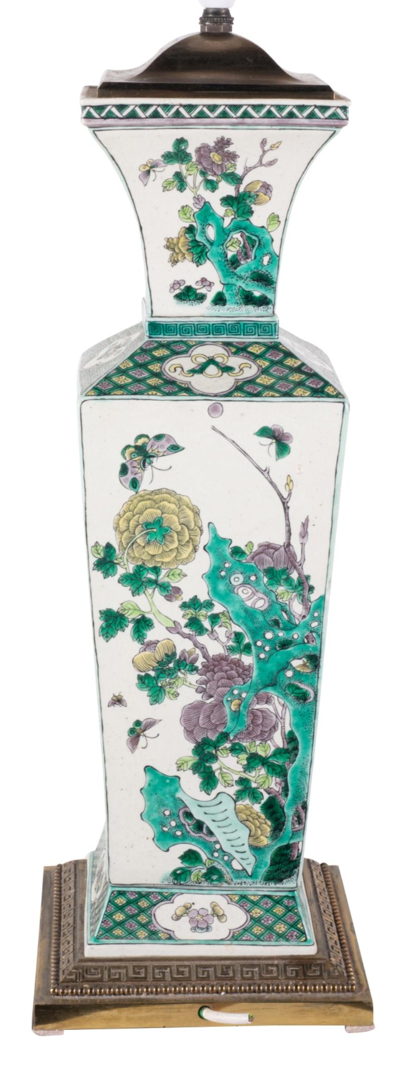 Chinois Vase / lampe de la famille verte chinoise du 19e siècle en vente