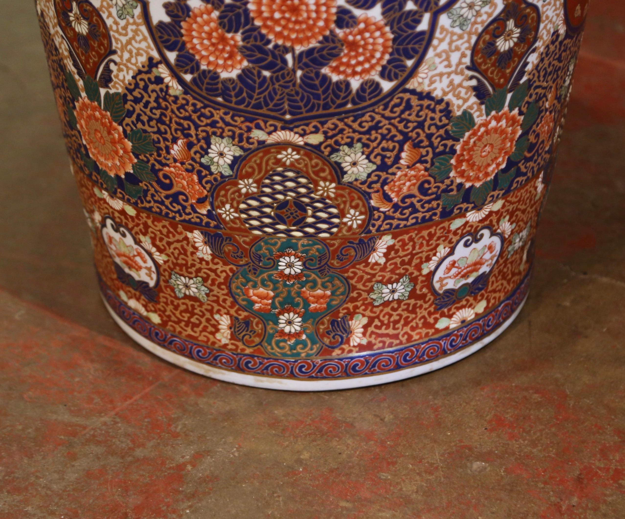 19th Century Chinese Family Rose Painted Porcelain Urn with Foo Dogs and Lizards 8