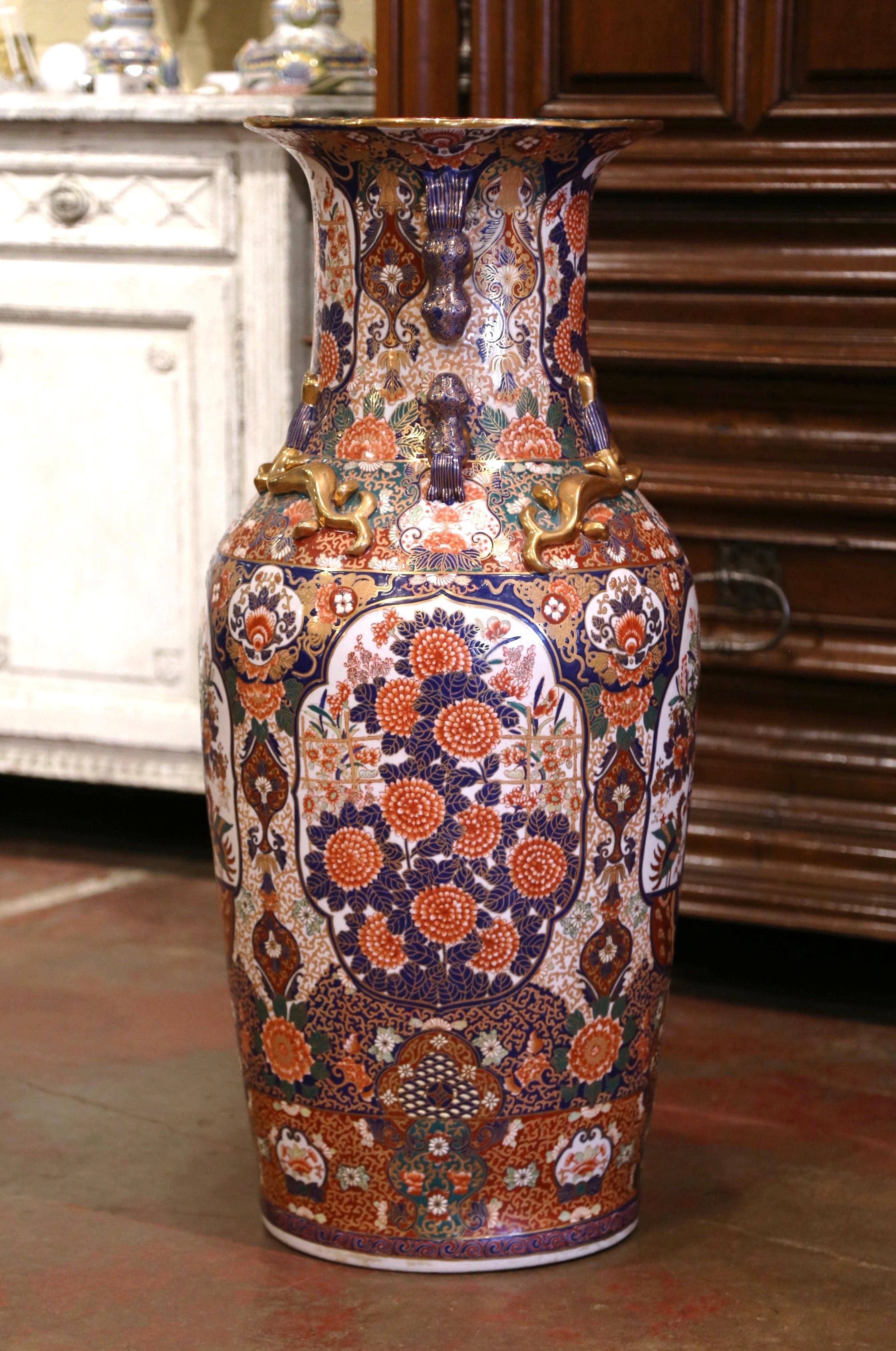 Hand-Crafted 19th Century Chinese Family Rose Painted Porcelain Urn with Foo Dogs and Lizards