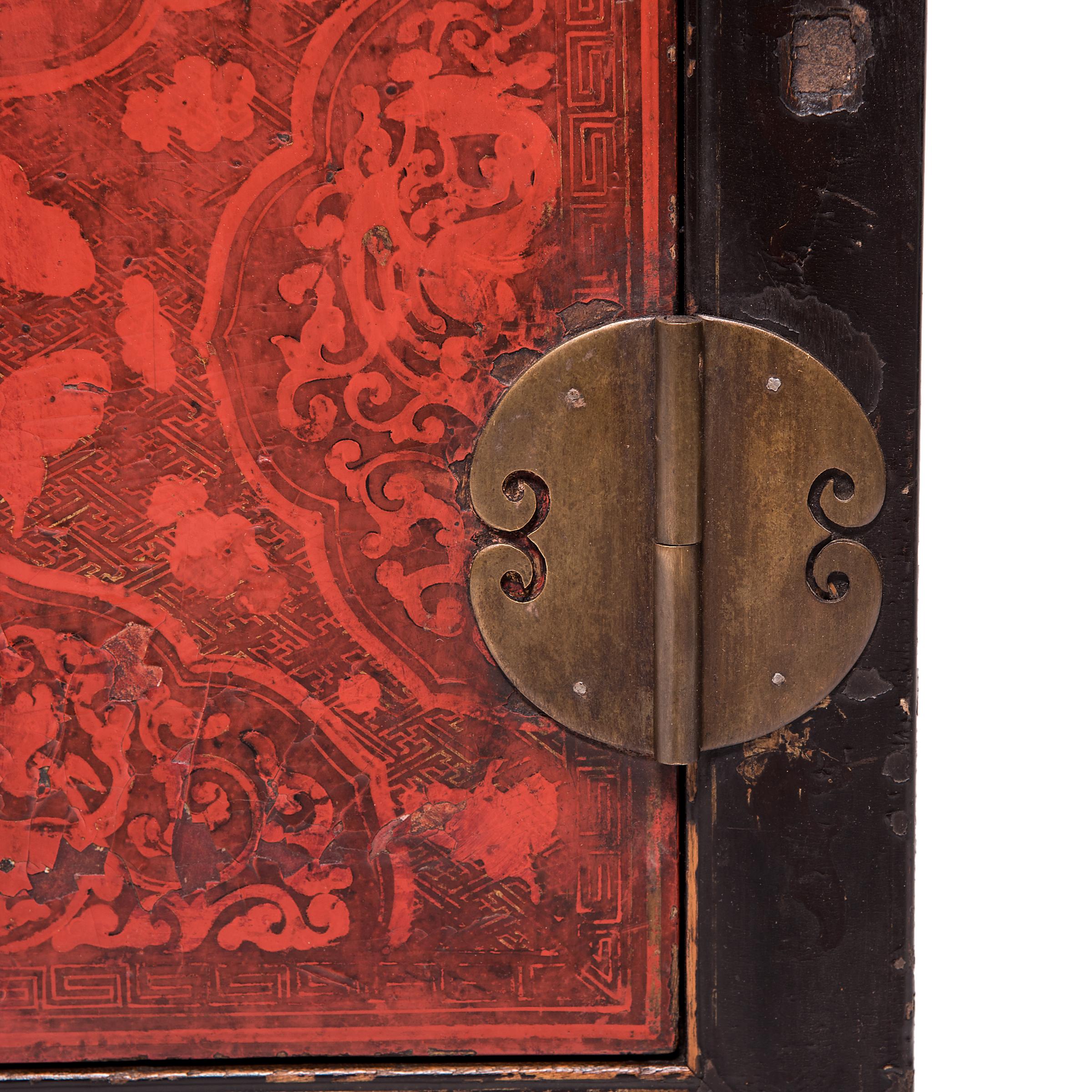 Finely Lacquered Chinese Chest, c. 1850 For Sale 3