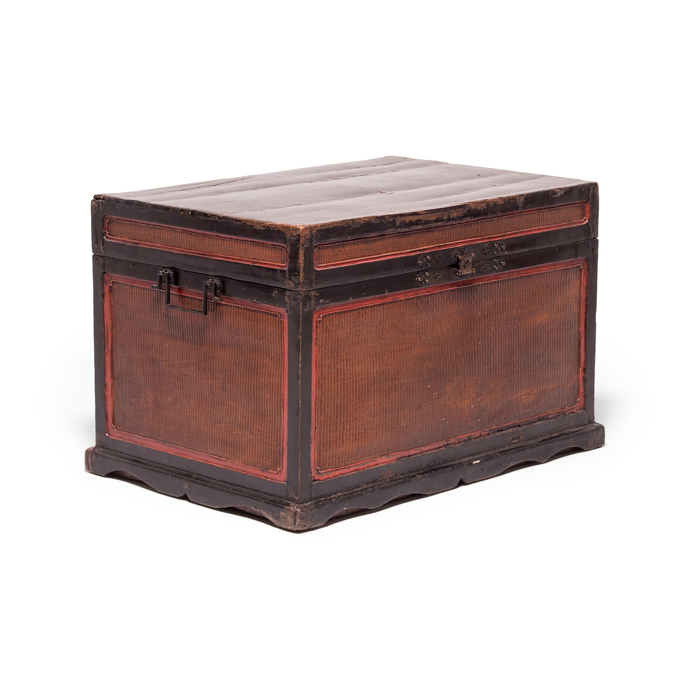 Finely Woven Chinese Trunk, c. 1800 In Good Condition In Chicago, IL